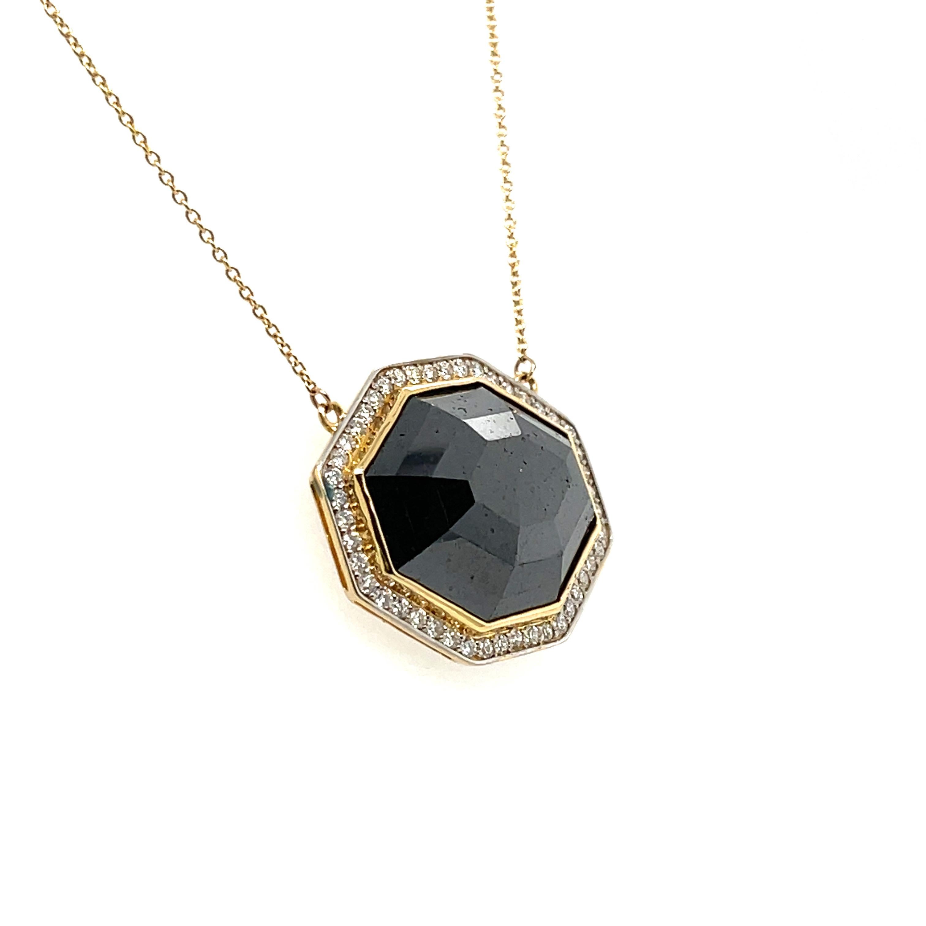Diamant octogonal noir, mettant en valeur des diamants blancs naturels dans un pendentif et un collier magnifiquement travaillés, complétés par un superbe design à la finition polie.

Une dame - pendentif octogonal en or jaune 18ct sur un lien ovale