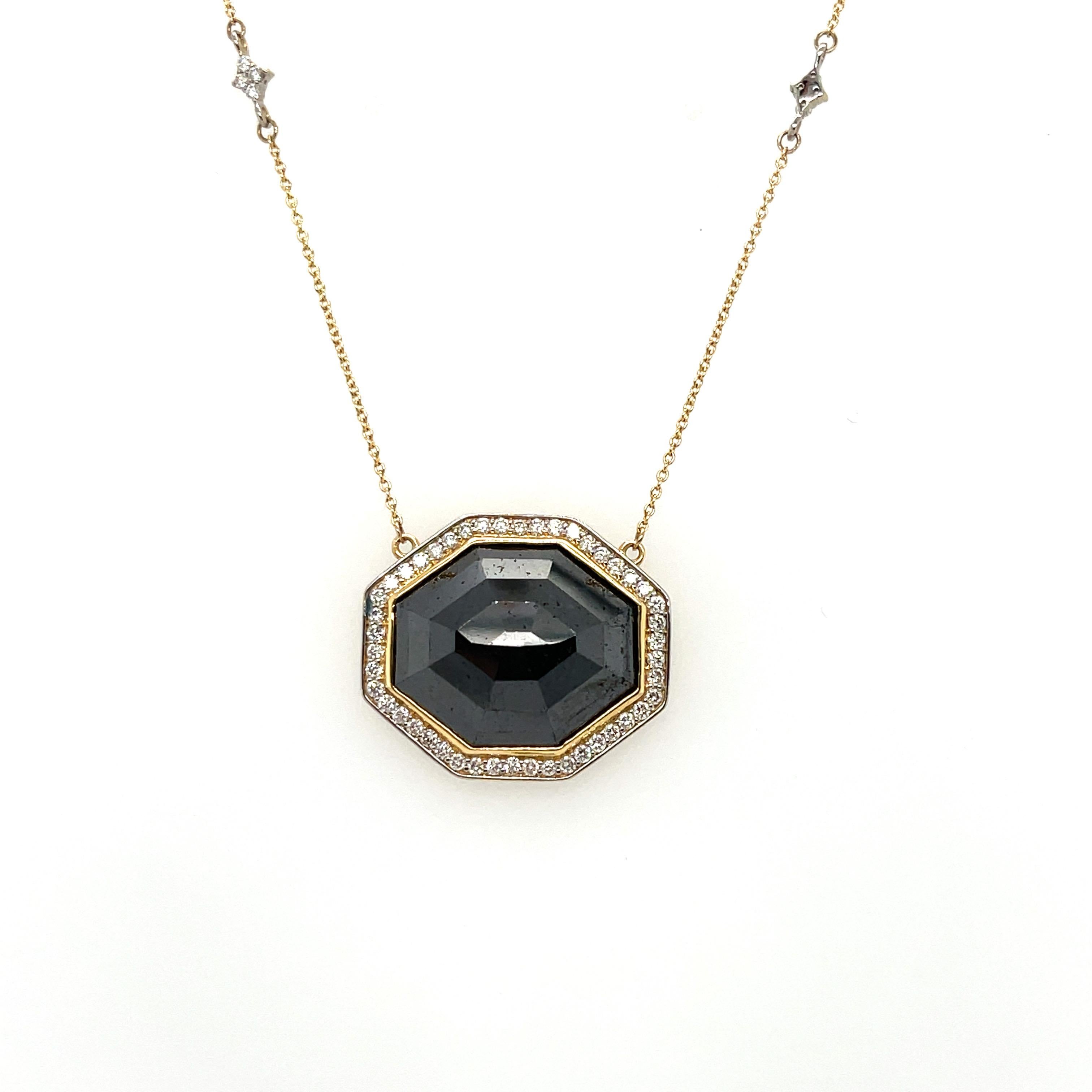 Contemporain Collier pendentif et diamants noirs en or jaune 18 carats en vente