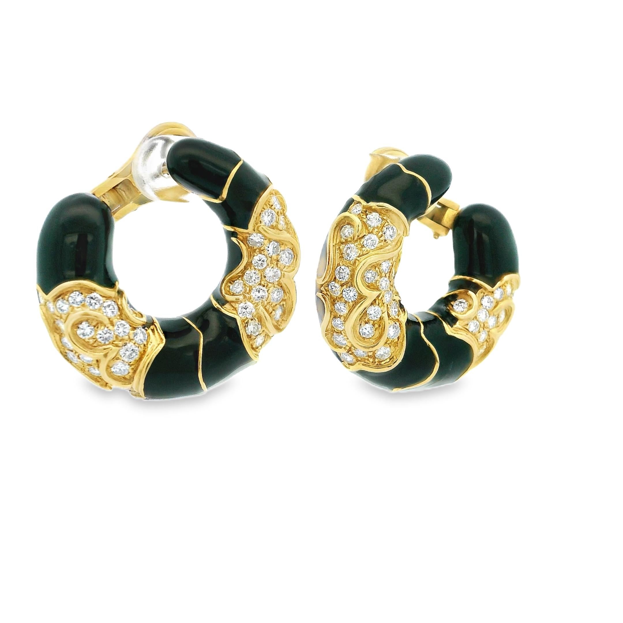 Boucles d'oreilles demi-lune en or jaune 18K et émail noir avec diamants en vente 3