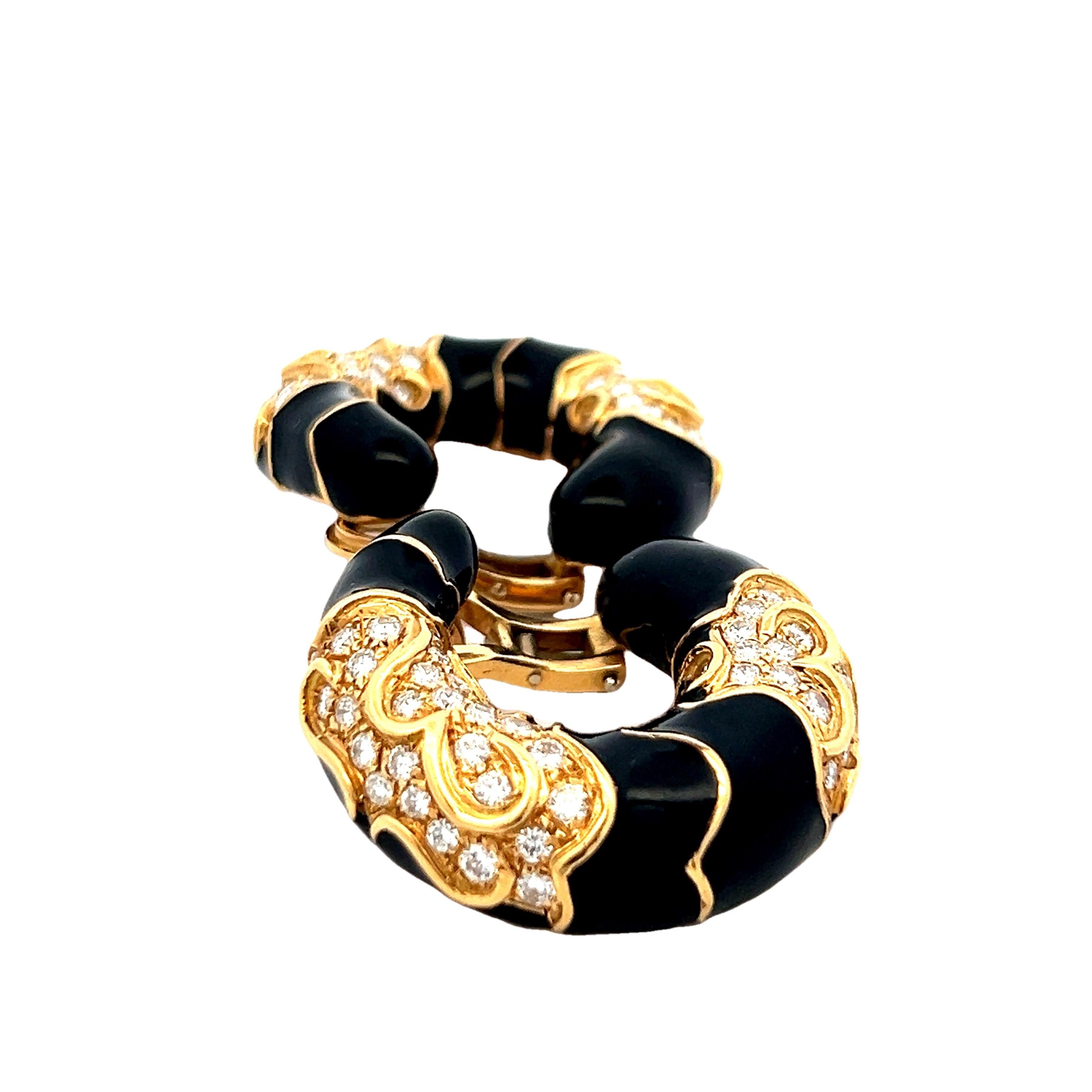 Orecchini a mezza luna in oro giallo 18 carati e smalto nero con diamanti In condizioni ottime in vendita a Miami, FL