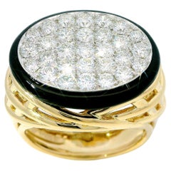 Bague en or jaune 18K avec émail noir et diamant ovale tressé