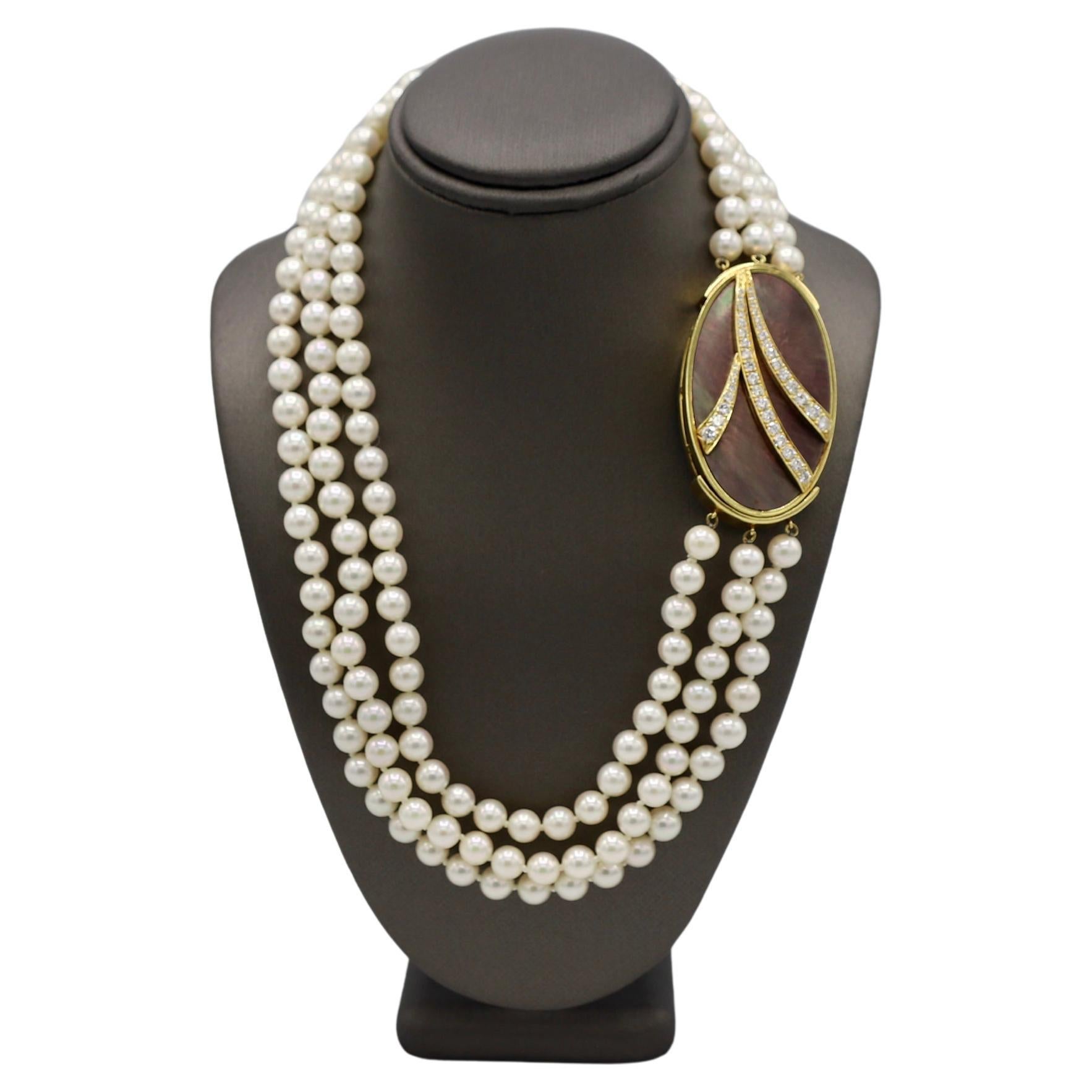 Collana a tre fili in oro giallo 18K con madreperla nera e diamanti 
Metallo: oro giallo 18 carati
Peso: 86,18 grammi
Perle: perle di coltura bianche da 6 mm con lucentezza cremosa
Chiusura: 46 x 28 mm
Diamanti: Circa 1.20 CTW G VS diamanti naturali