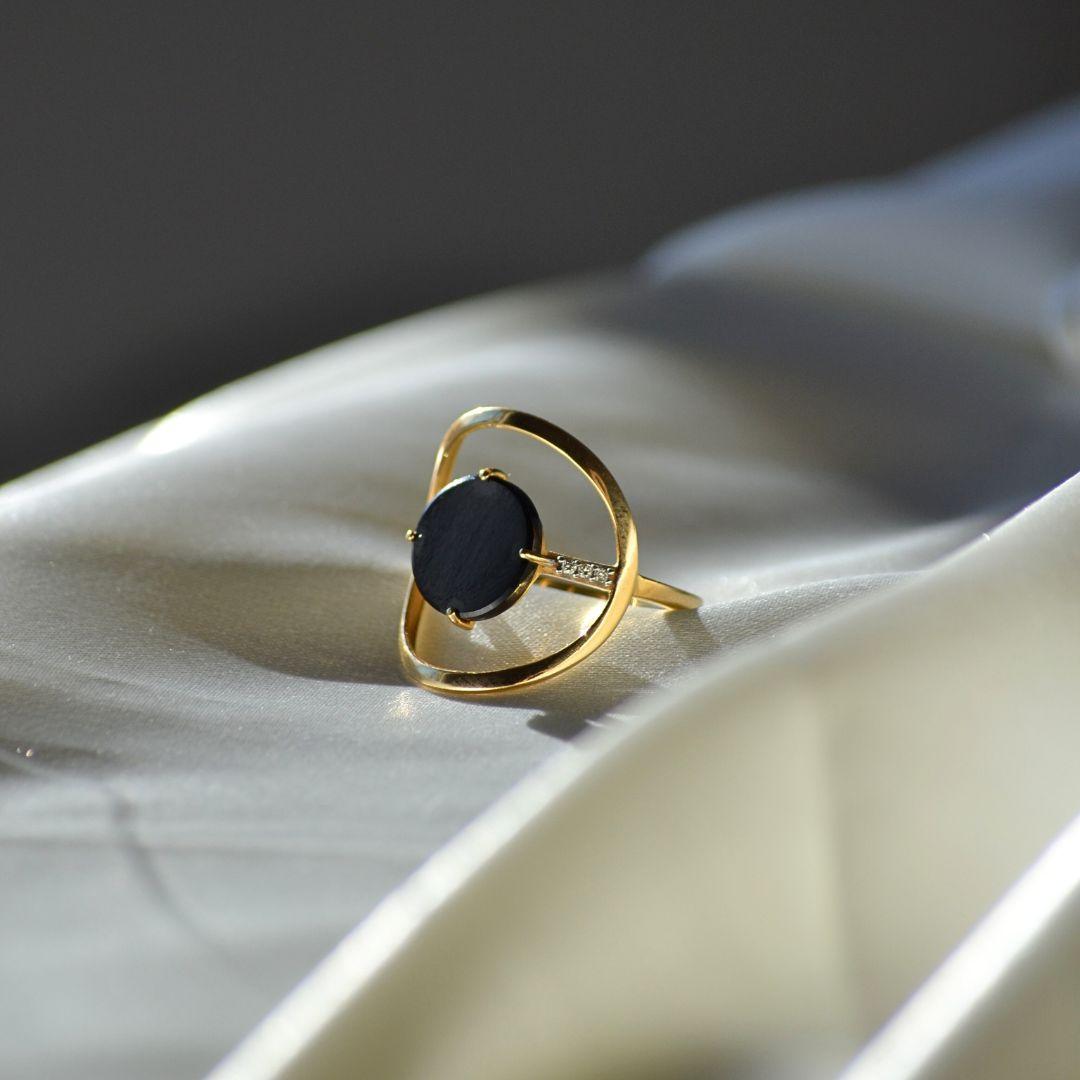 18K Yellow Gold Black Onyx and Diamond Statement Ring In New Condition For Sale In Ridgefield, CT