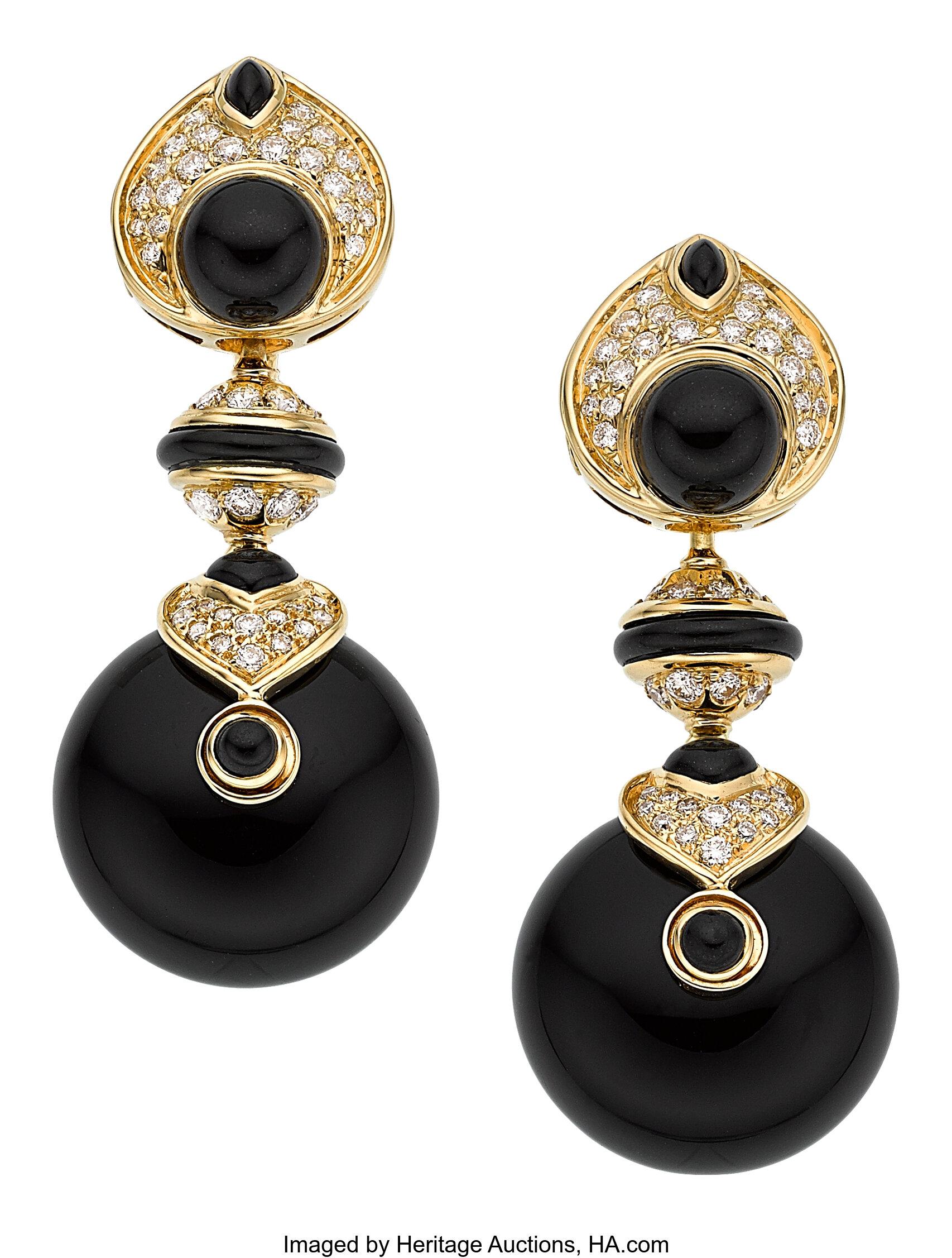 Orecchini Pneu di giada nera e diamanti, realizzati a mano in oro giallo 18 carati e pavé di diamanti
Onice largo 22 mm
Circa 1,66 carati di diamanti
Realizzato in oro giallo 18 carati
Accenti di pietra di luna da 6 mm
Peso lordo: 33,3