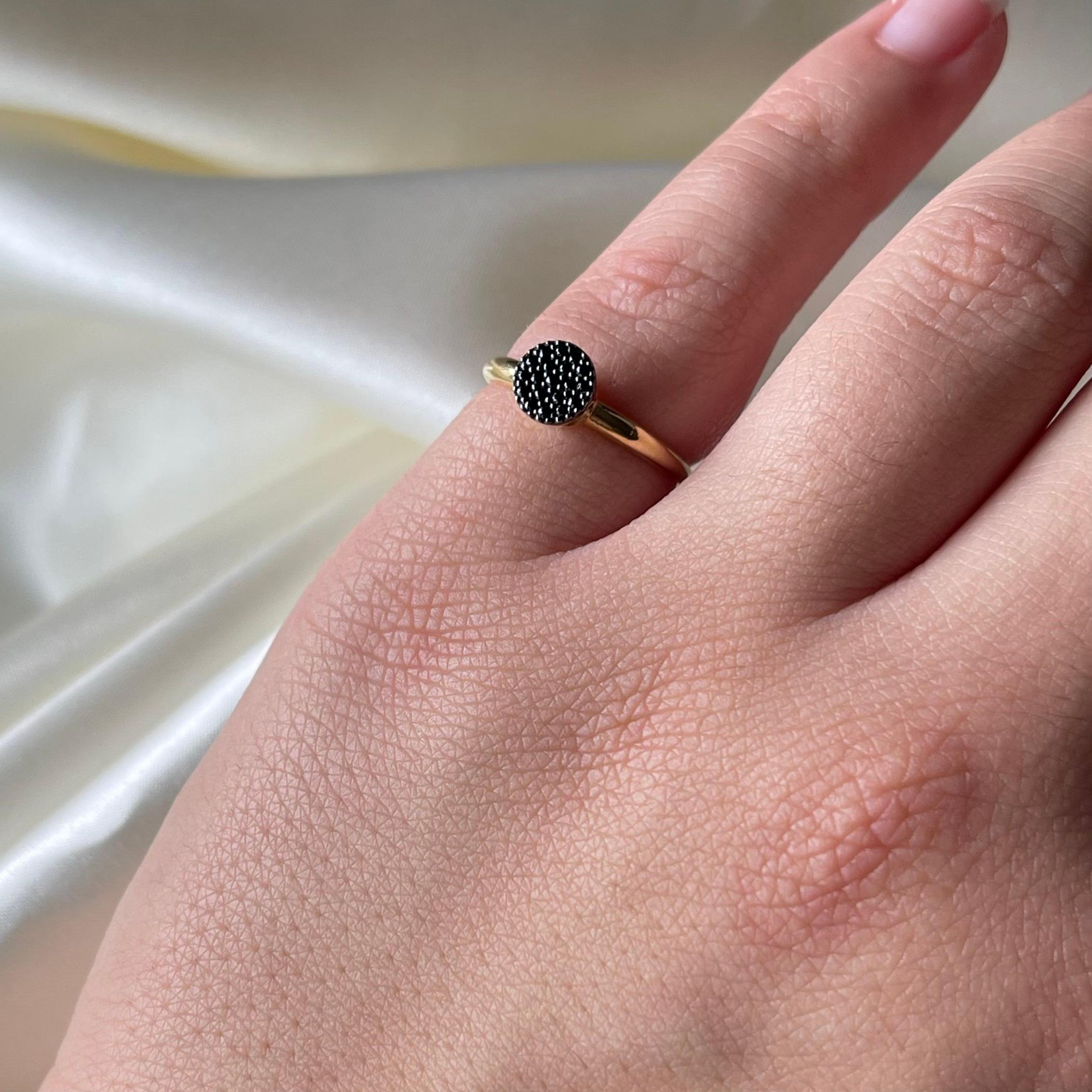 Round Cut 18K Yellow Gold Black Spinel Pavé Ring For Sale
