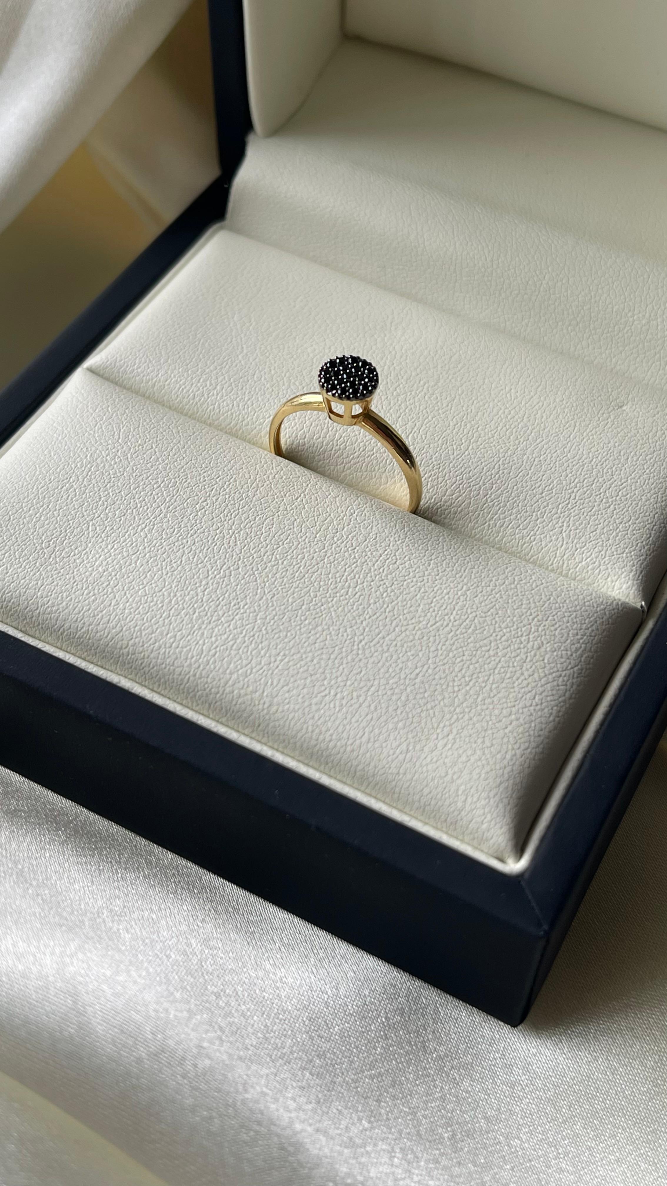18K Yellow Gold Black Spinel Pavé Ring For Sale 2