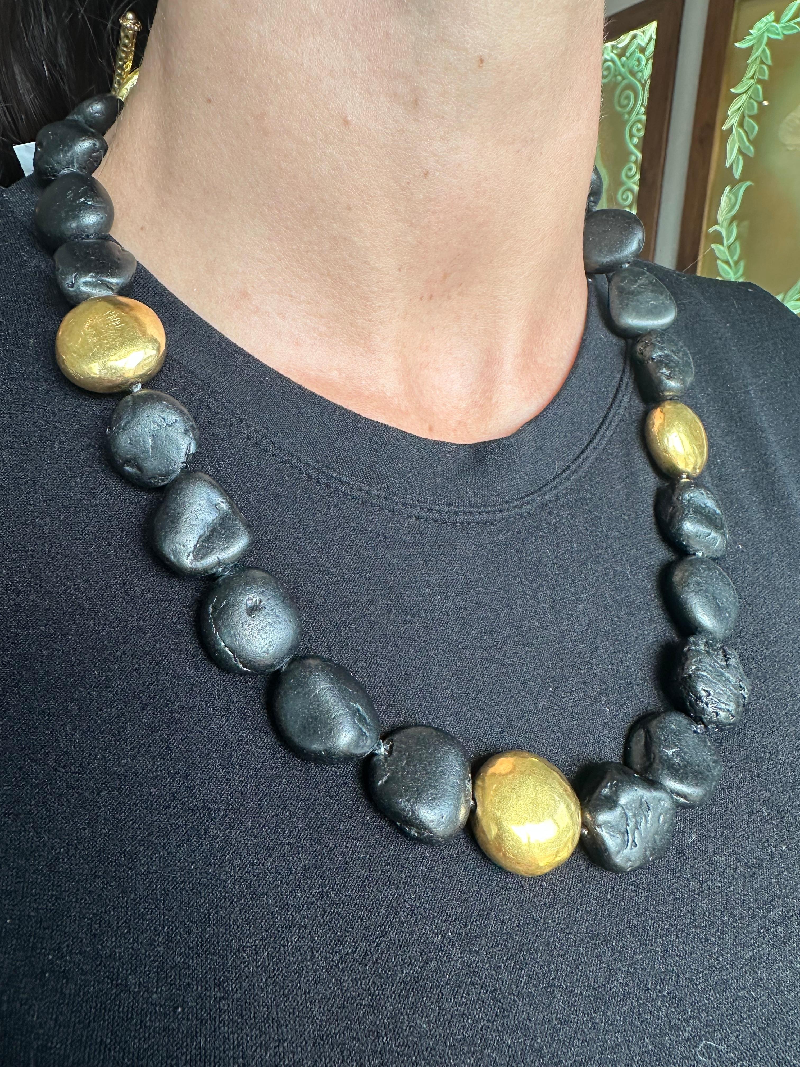18K Yellow Gold Black Tourmaline and Gold Bead Necklace Moderno en venta