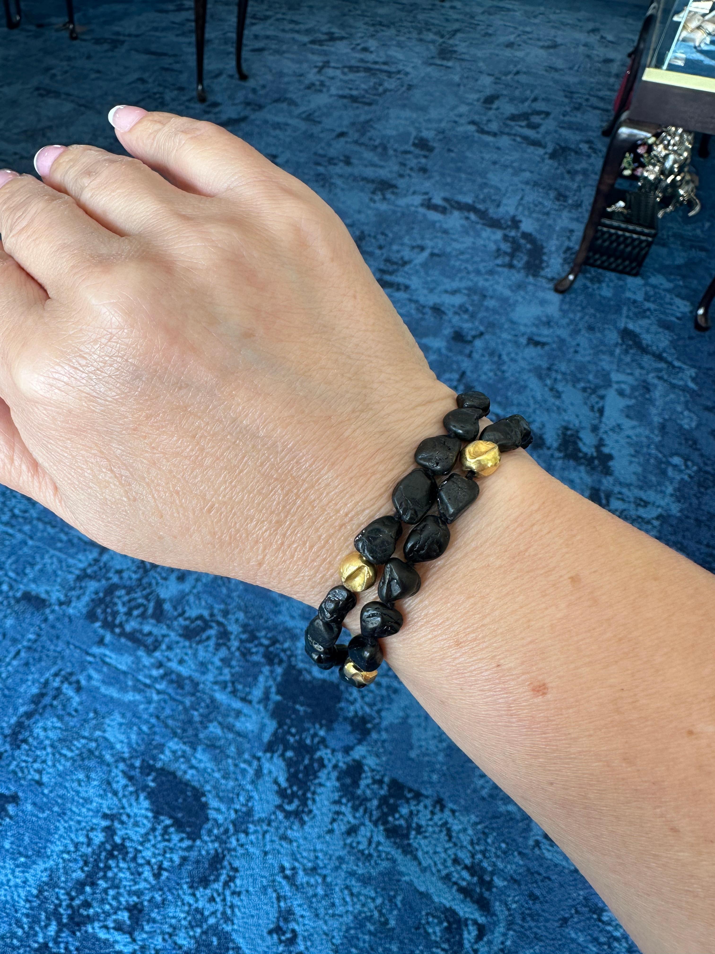 18K Yellow Gold Black Tourmaline Double Strand Bracelet Moderno en venta