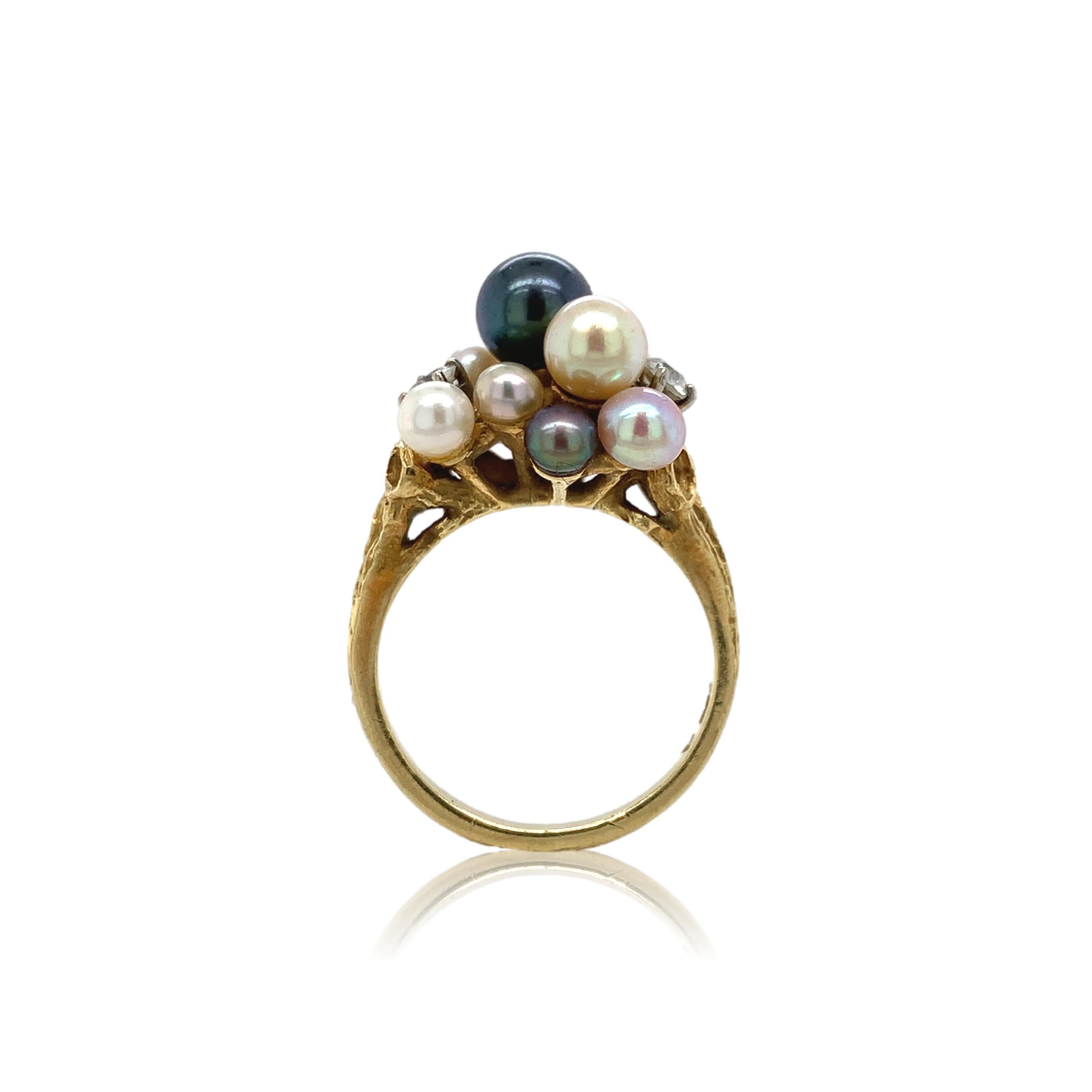 Anello pesante in oro giallo 18K con perle coltivate e diamanti. Ci sono 9 perle coltivate di vari colori e dimensioni. La più grande è la perla nera che misura circa 6,2 mm. Ci sono 3 diamanti rotondi. Due dei diamanti sono di taglio europeo e