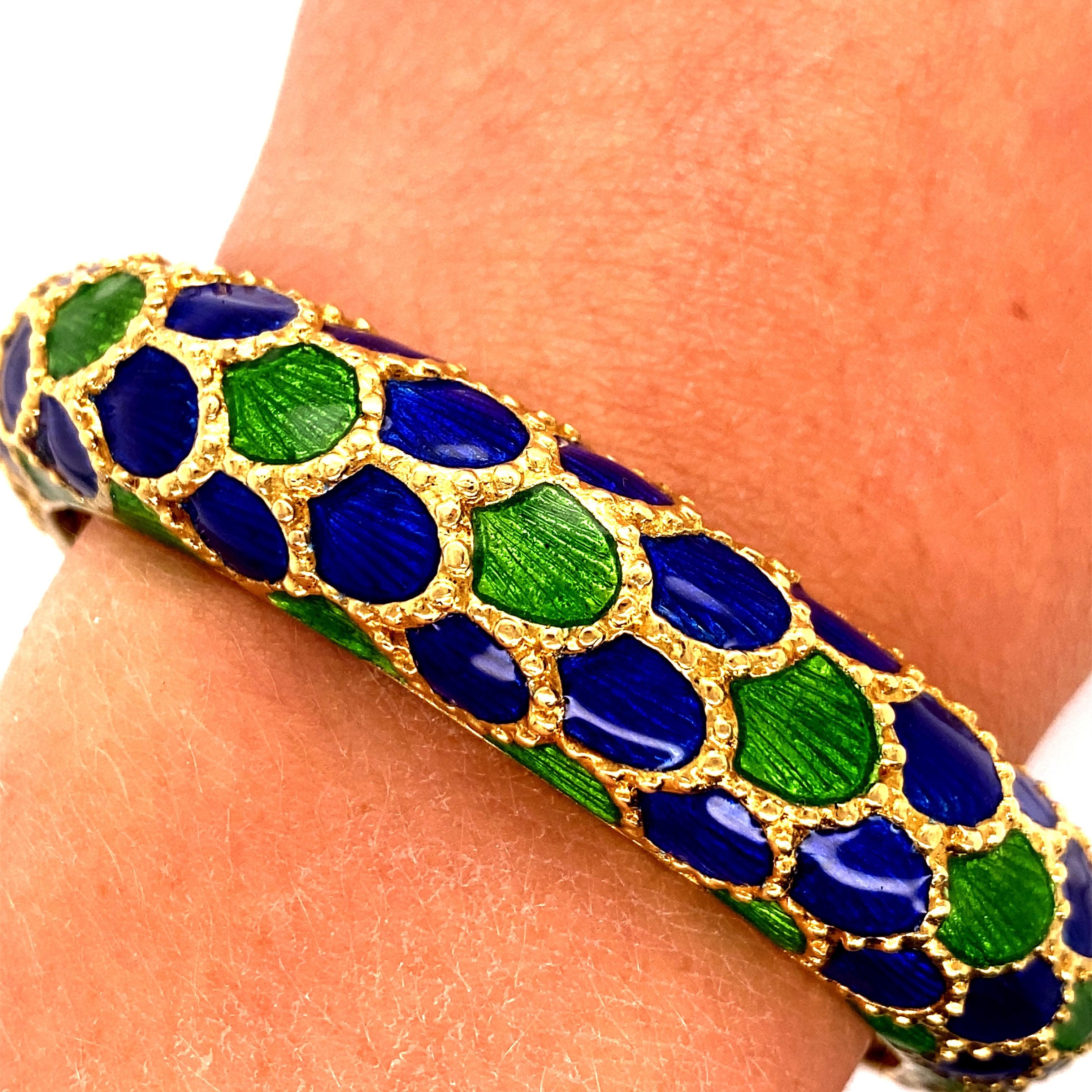 bracelet résille en or jaune 18K émaillé bleu et vert - La largeur du bracelet est de 14,5 mm et la hauteur du poignet est de 9 mm. Le diamètre intérieur est de 2 1/8 pouces de haut et 2 3/8 pouces de large. Le bracelet pèse 84,33 grammes 