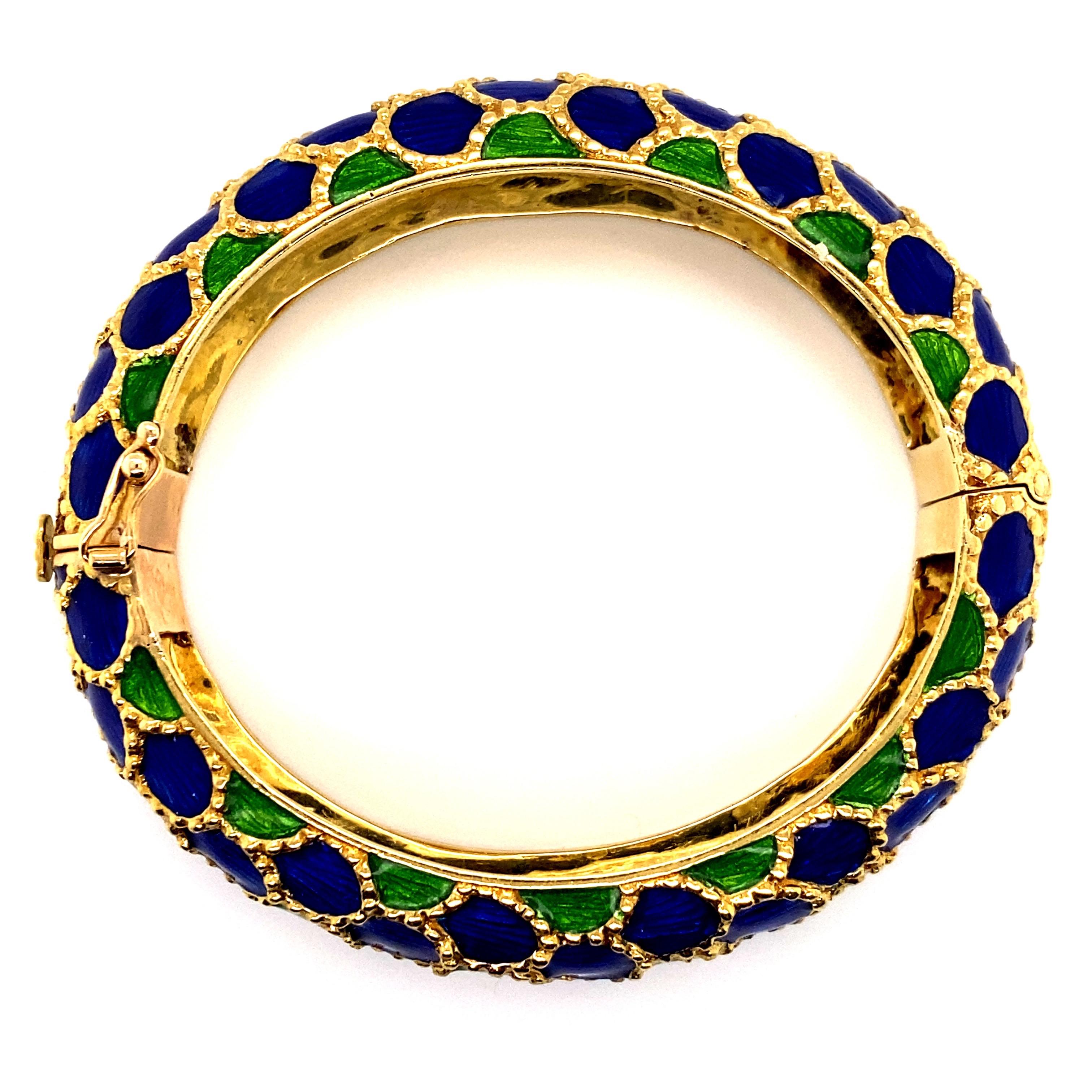 Contemporain Bracelet jonc en or jaune 18 carats et émail bleu et vert en forme de poisson en vente