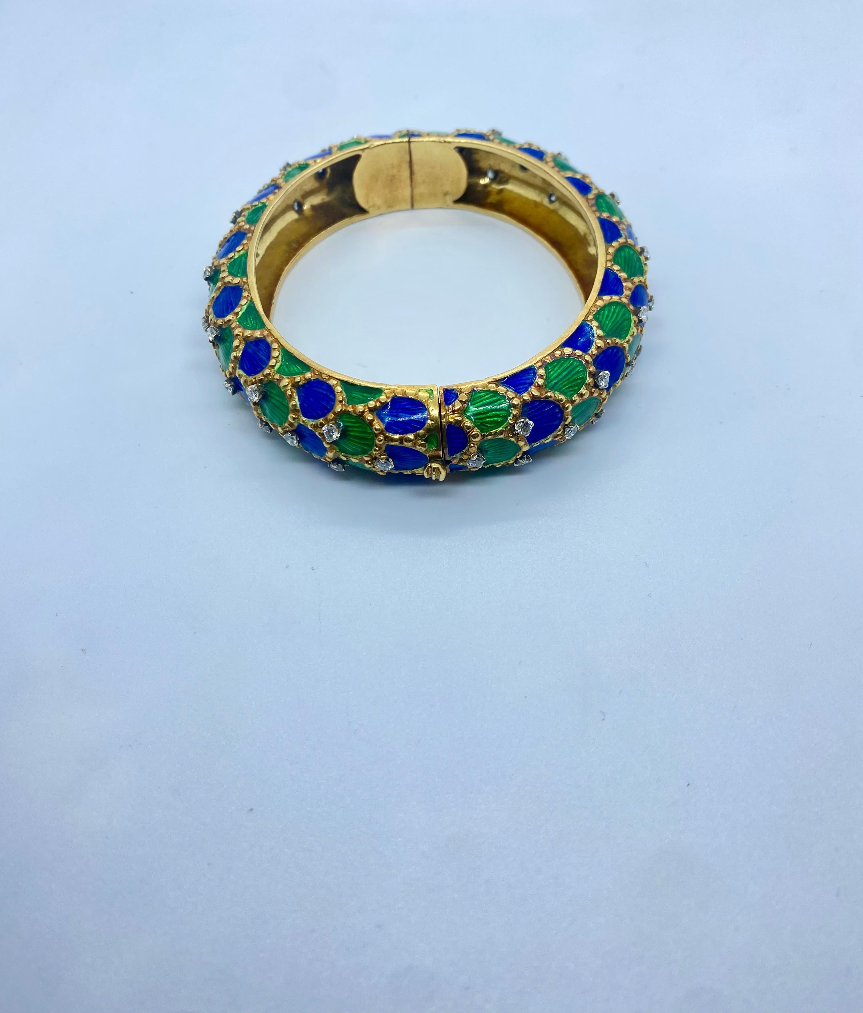 18k Yellow Gold Blue and Green Enamel Fishnet Bangle with Diamonds 1960 In Excellent Condition For Sale In Palermo, IT