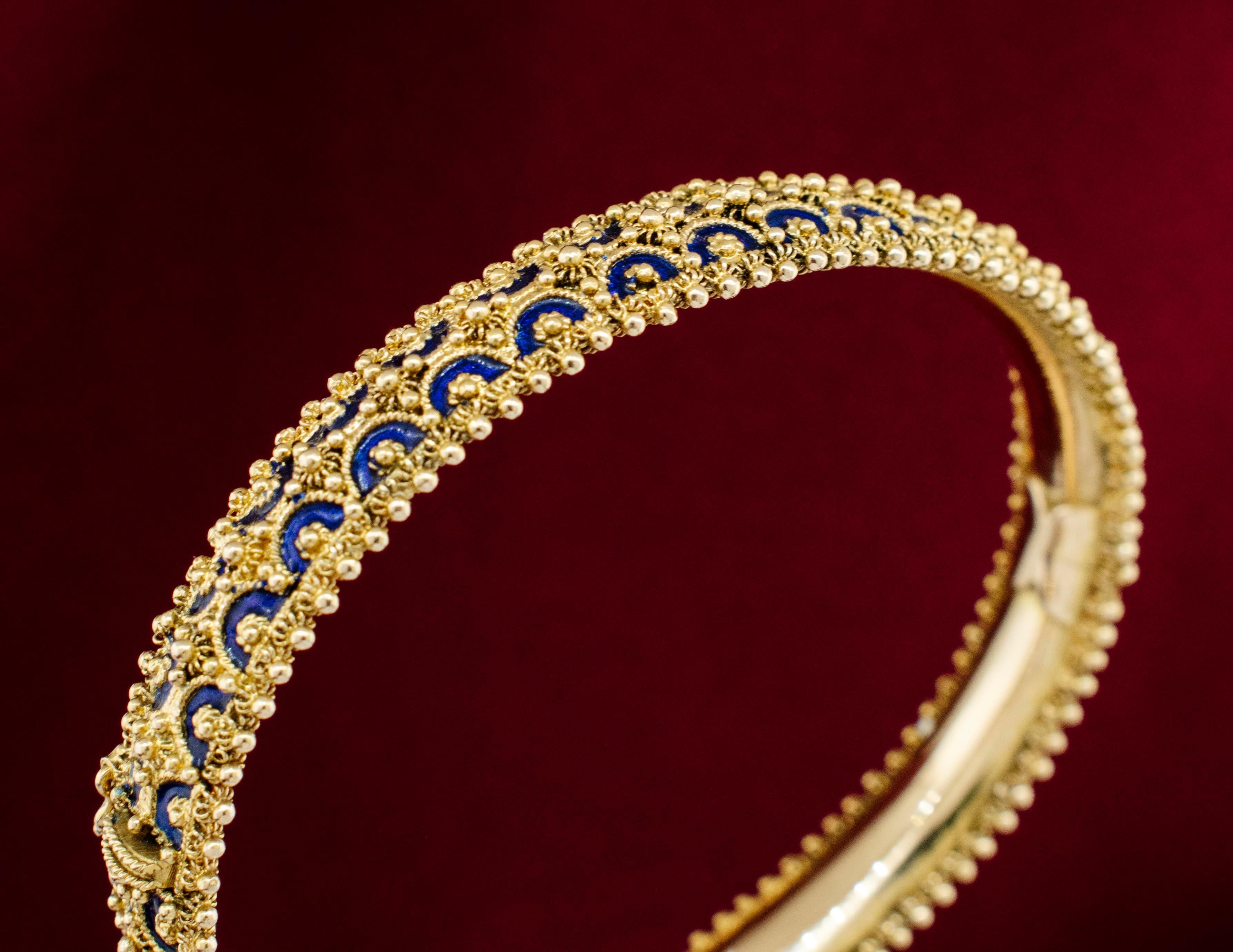 Ce bracelet à charnière en or jaune 18 carats pour dames est un excellent exemple de qualité d'exécution. La granulation d'or et l'émail bleu complexe sont un fabuleux exemple de l'ancienne forme d'art byzantin. L'émail bleu cobalt profond complète