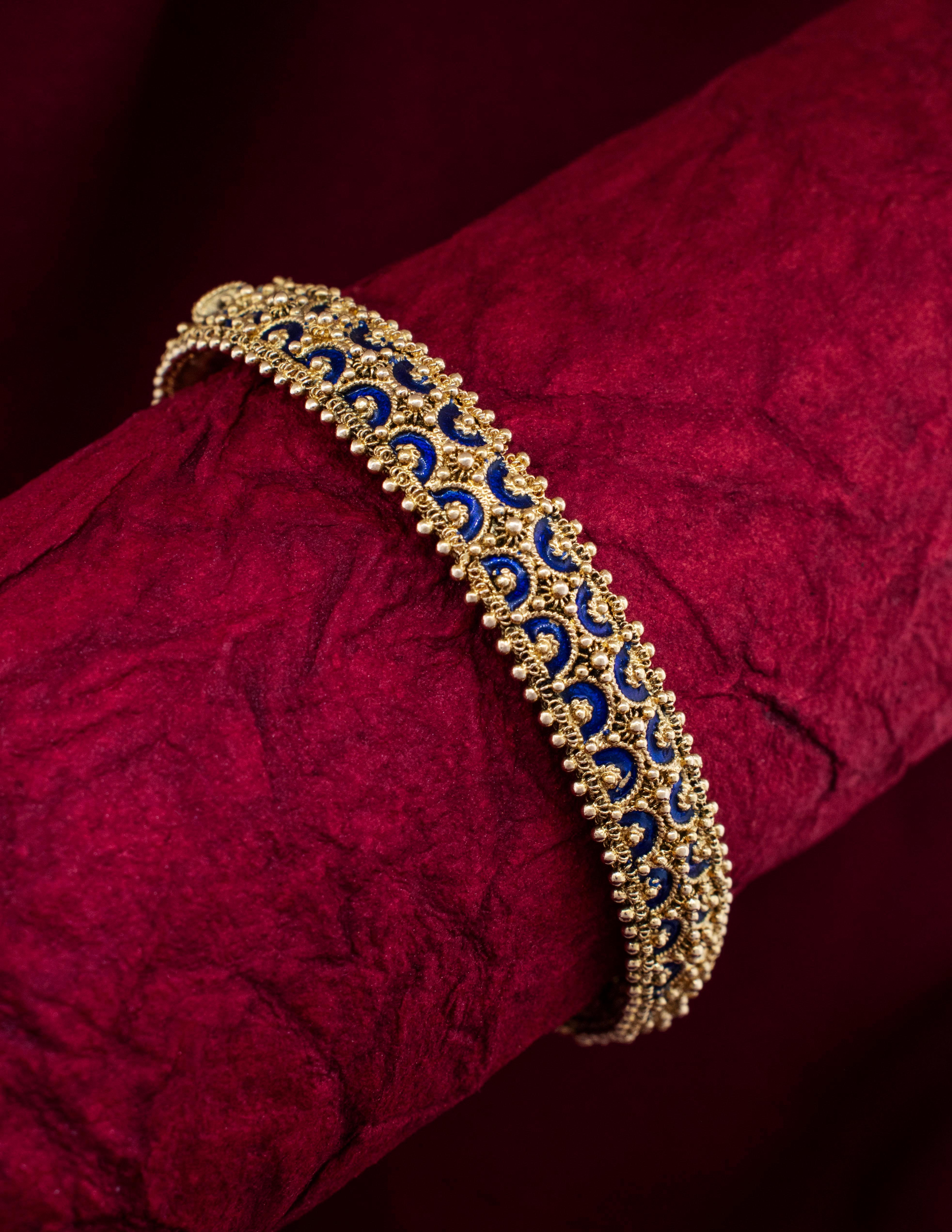 Byzantin Bracelet jonc à charnières de style byzantin en or jaune 18 carats et émail bleu en vente