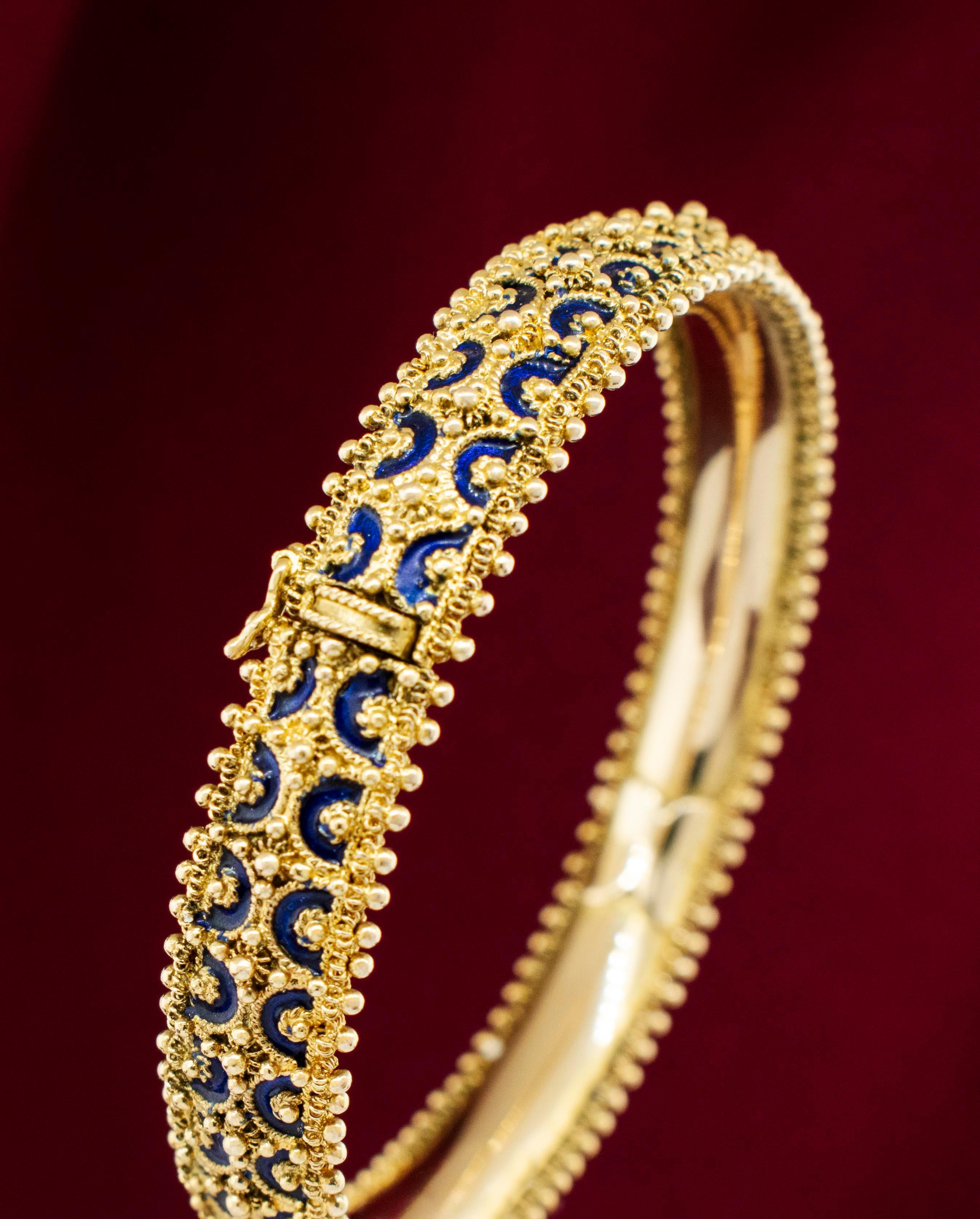 Bracelet jonc à charnières de style byzantin en or jaune 18 carats et émail bleu Pour femmes en vente