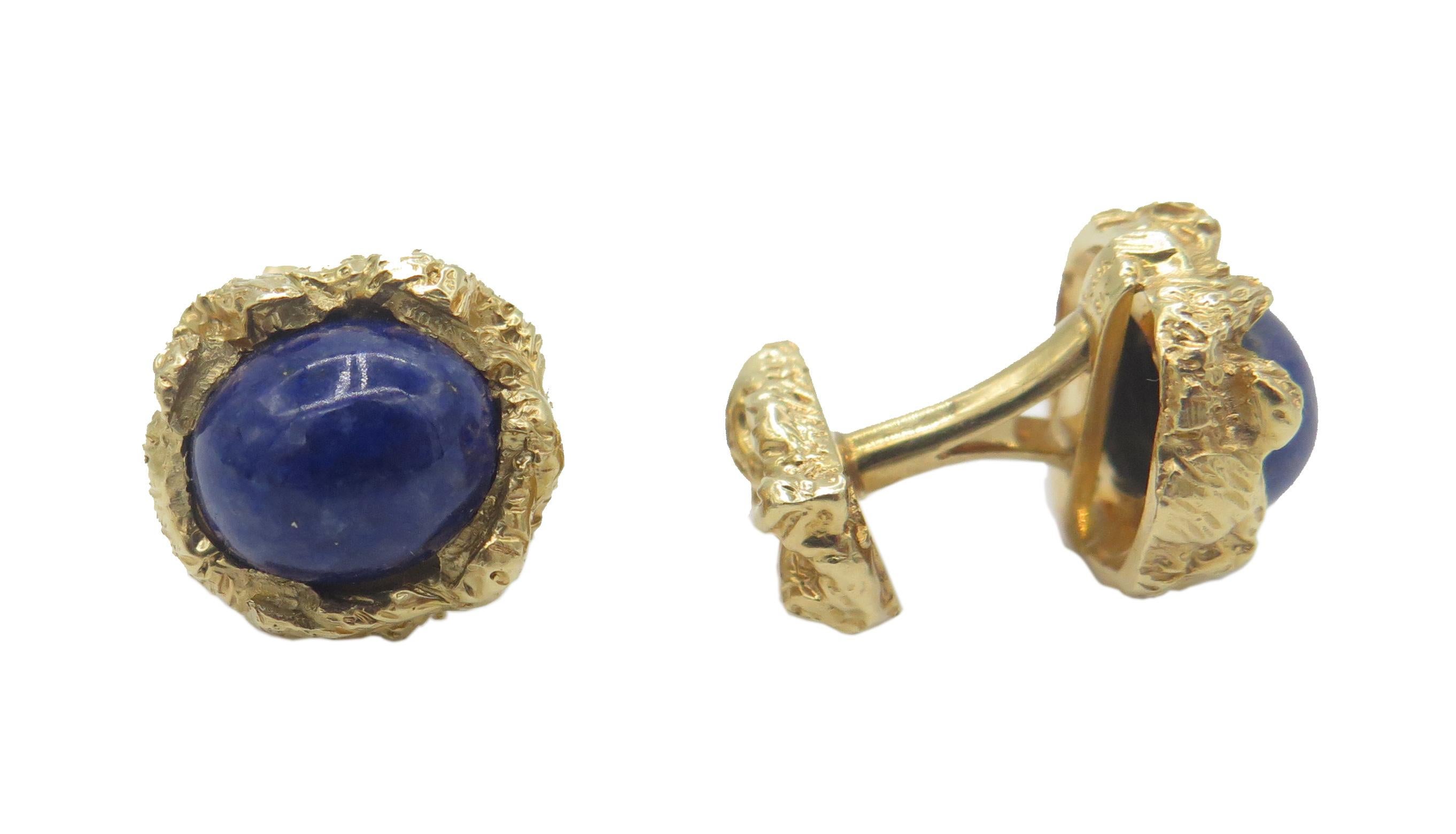 We have a beautiful, elegant 18kt yellow gold Blue Lapiz cuff links set. With a beautiful round Blue Lapiz these cuff links weigh 25.6 grams and are 1