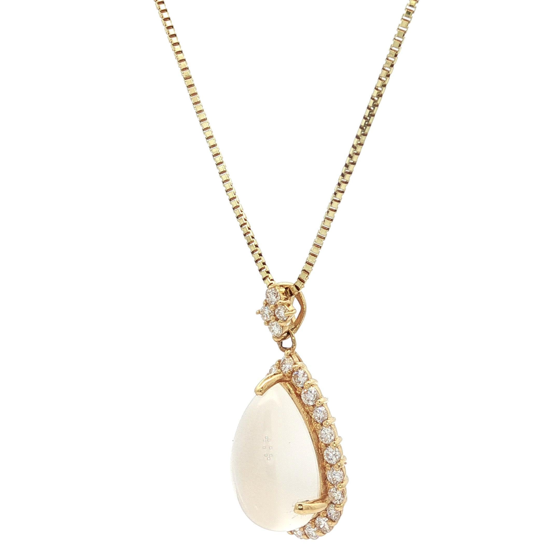 Collier en or jaune 18k avec pendentif en forme de poire et halo de diamants pour pierres de lune bleues Pour femmes en vente