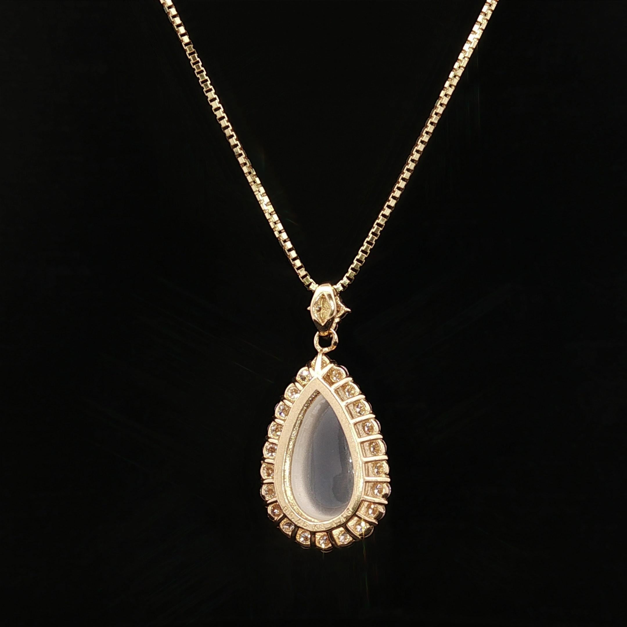 Collier en or jaune 18k avec pendentif en forme de poire et halo de diamants pour pierres de lune bleues en vente 2