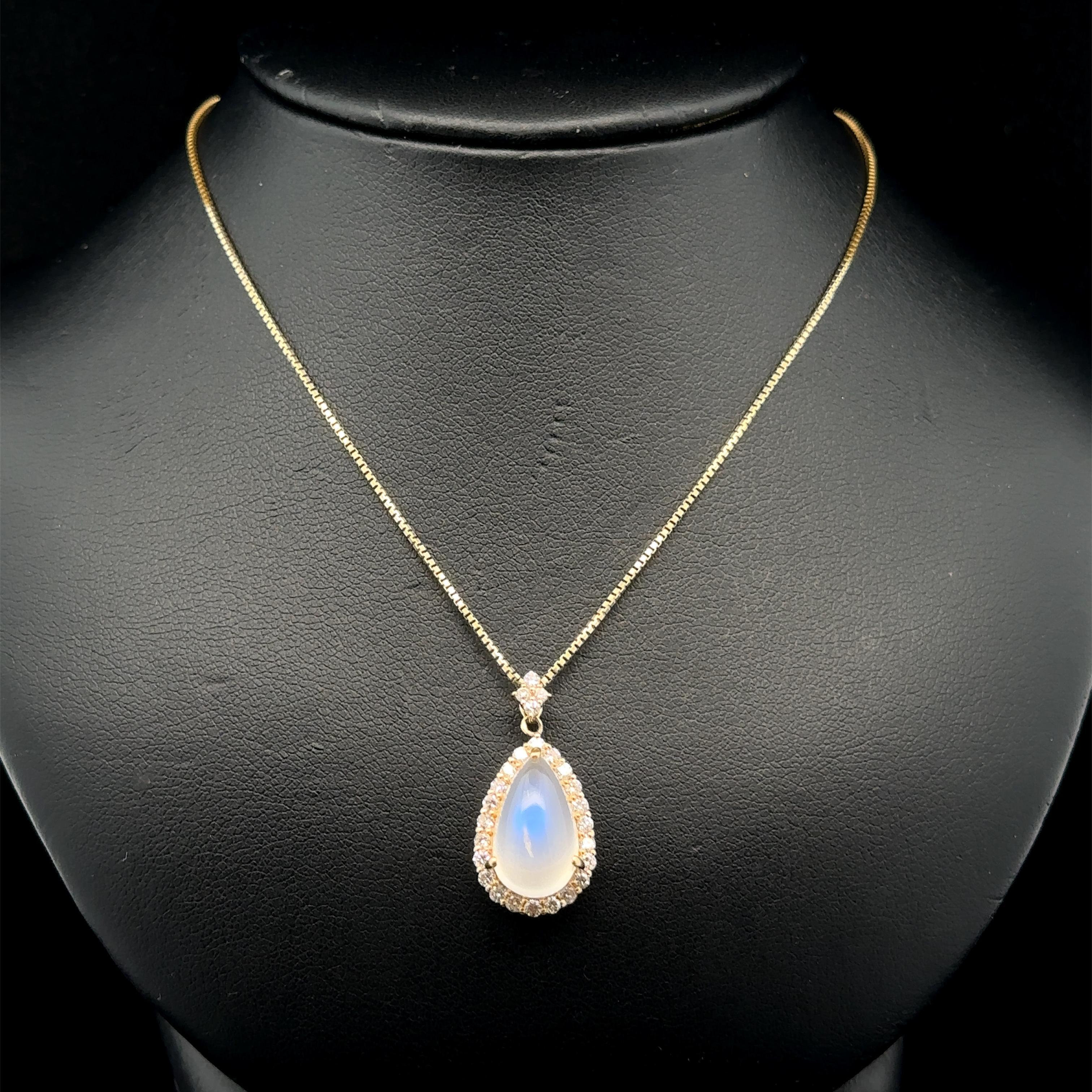 Collier en or jaune 18k avec pendentif en forme de poire et halo de diamants pour pierres de lune bleues en vente 3