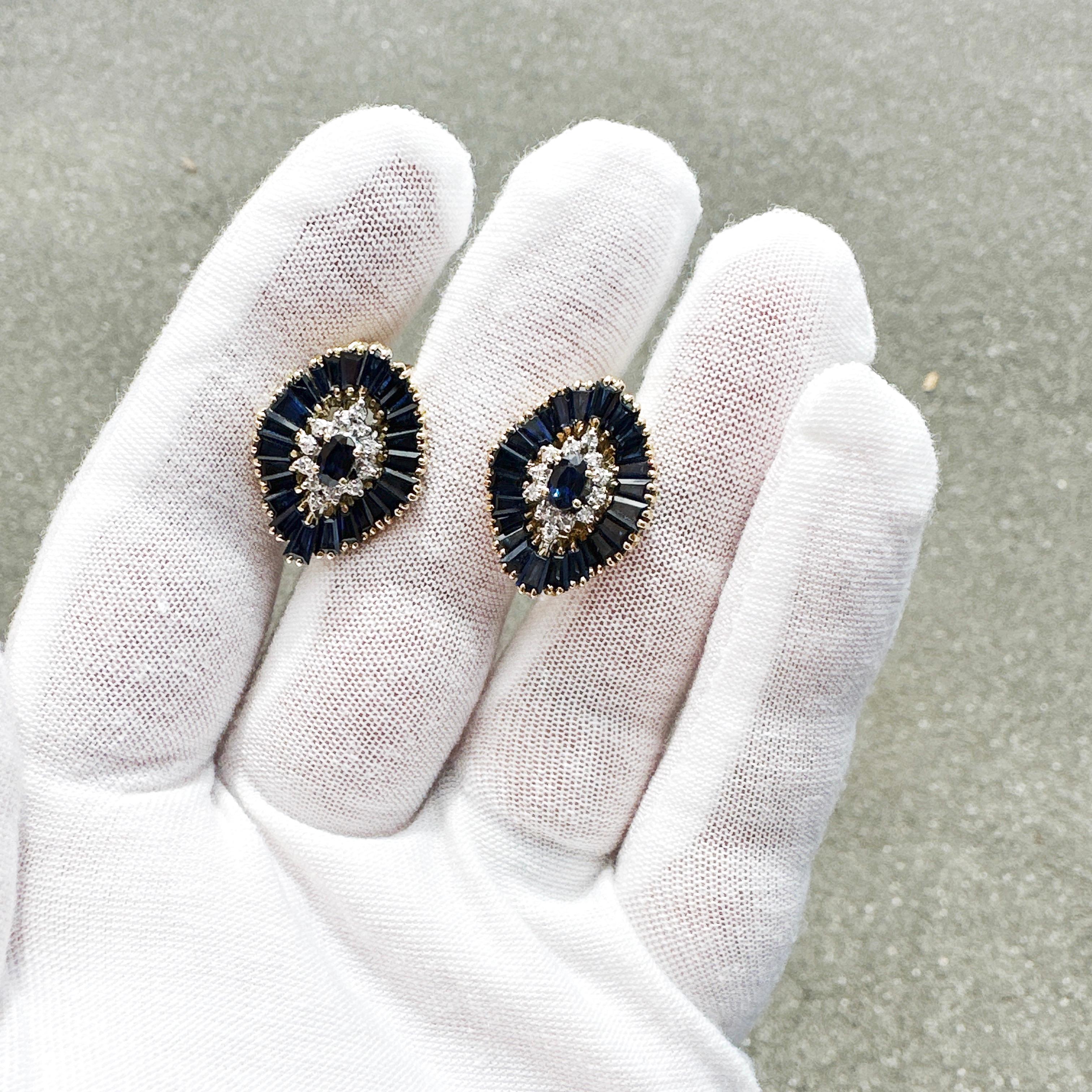 Hier ist ein schönes Paar 18k Gelbgold Blauer Saphir und Diamant Cluster Ohrringe.

Diese Ohrringe haben jeweils einen 0,36ct oval geschliffenen Saphir mit einer Größe von ca. 5,20mm x 3,30mm x 2,50mm. Saphir ist mäßig enthalten mit dunklem Ton,