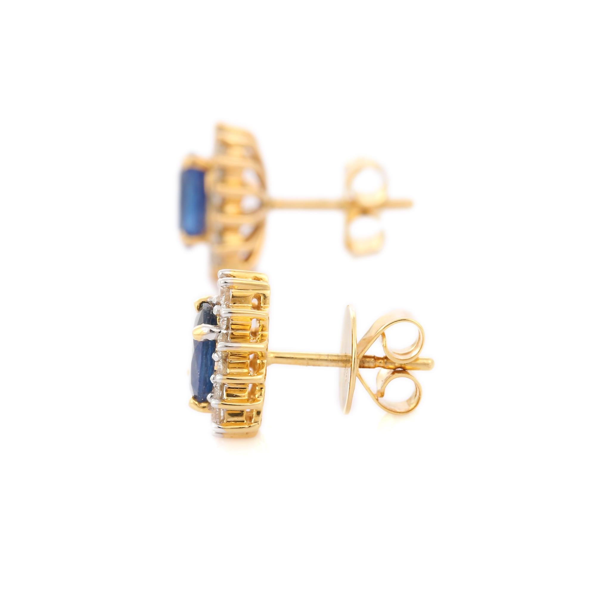 Taille ovale Clous d'oreilles en or jaune 18 carats avec saphir bleu et diamants  en vente