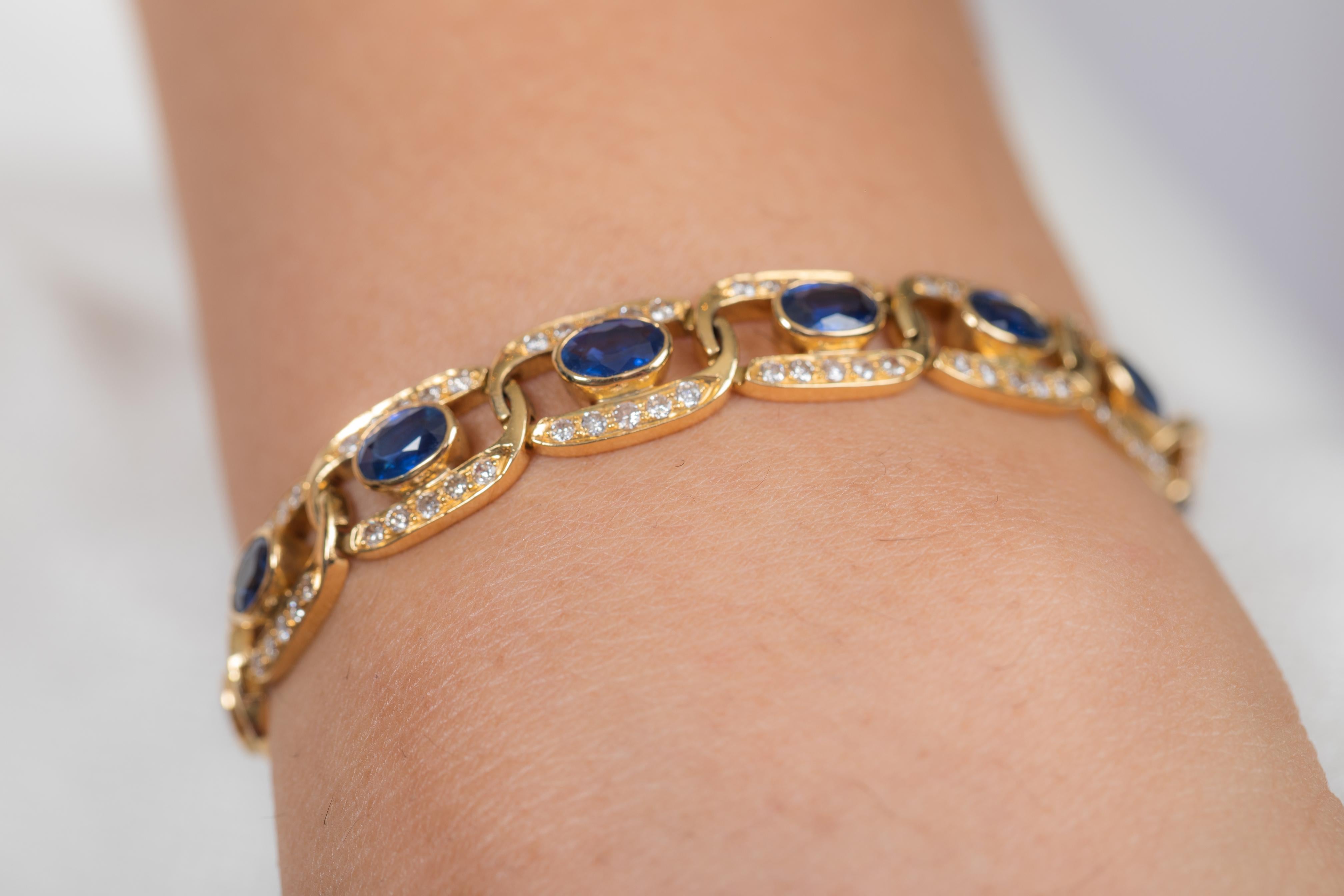 Modern 18K Yellow Gold Blue Sapphire Diamond Bracelet For Sale