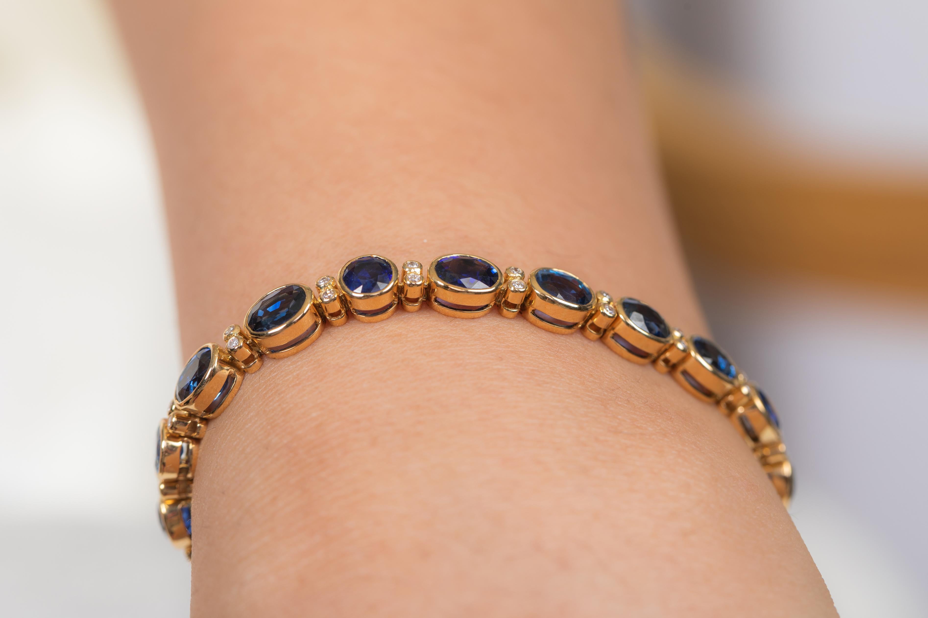Taille ovale Bracelet en or jaune 18 carats avec saphirs bleus et diamants en vente