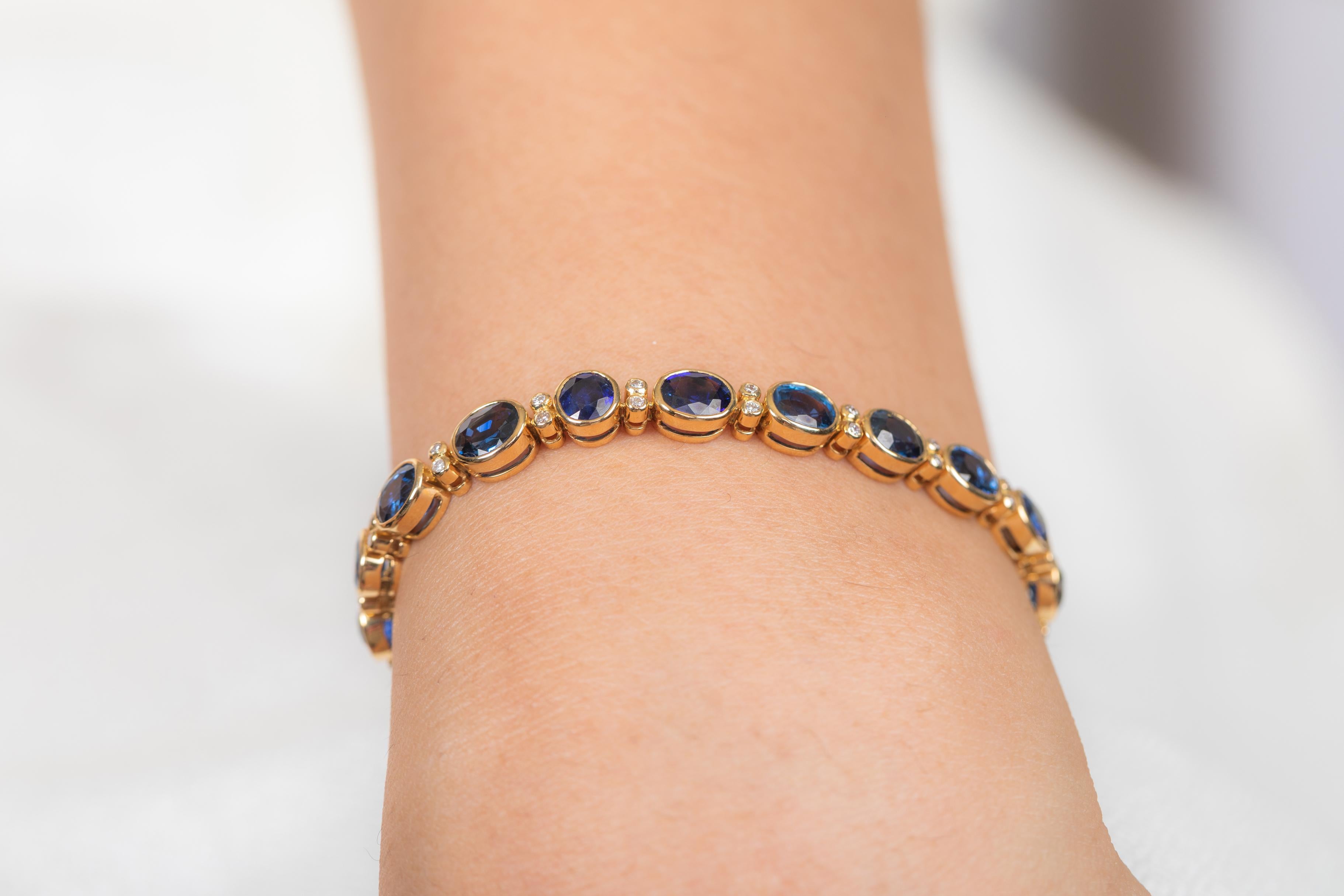 Bracelet en or jaune 18 carats avec saphirs bleus et diamants Pour femmes en vente