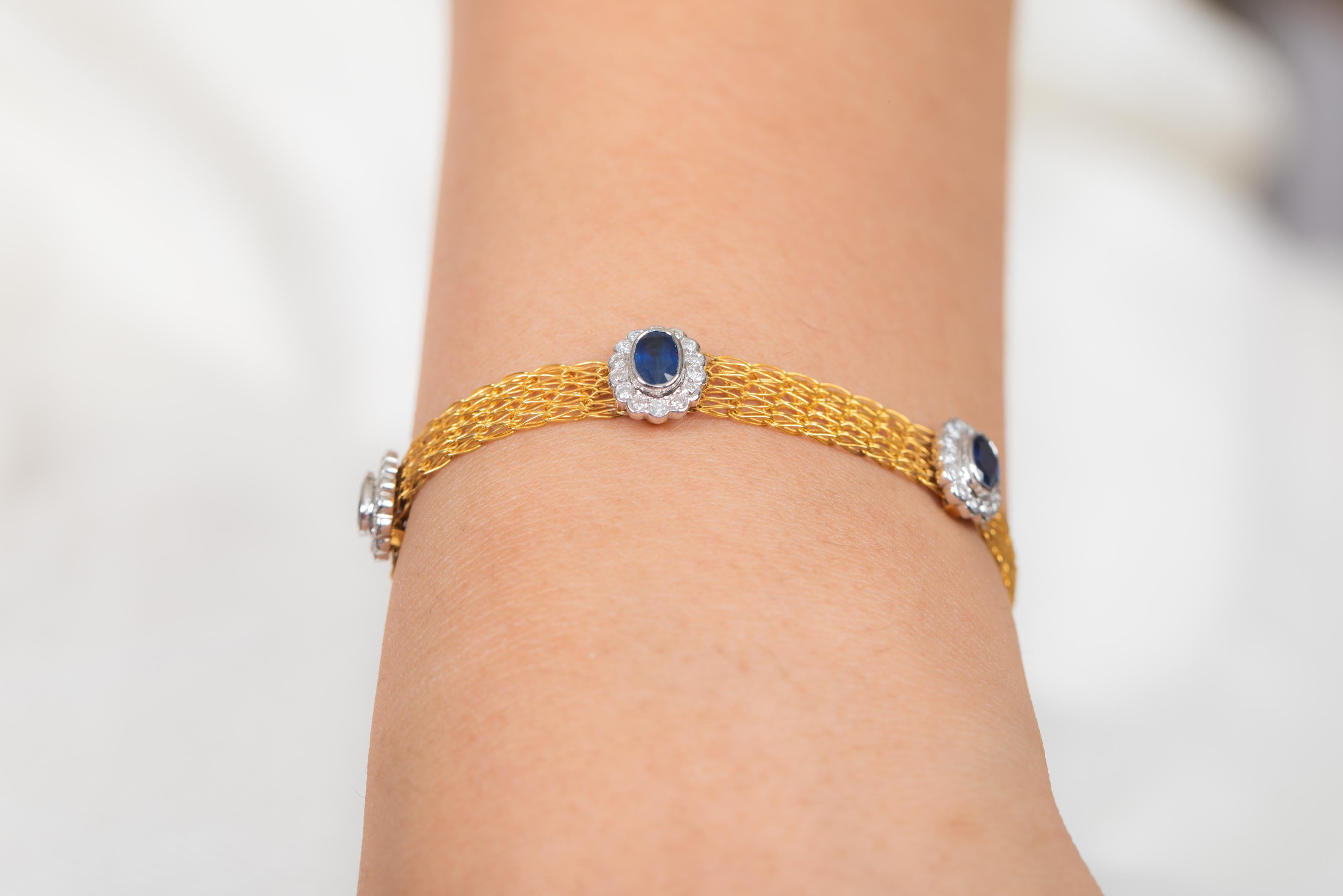 Taille ovale Bracelet chaîne en or jaune 18 carats avec saphirs bleus et diamants en vente
