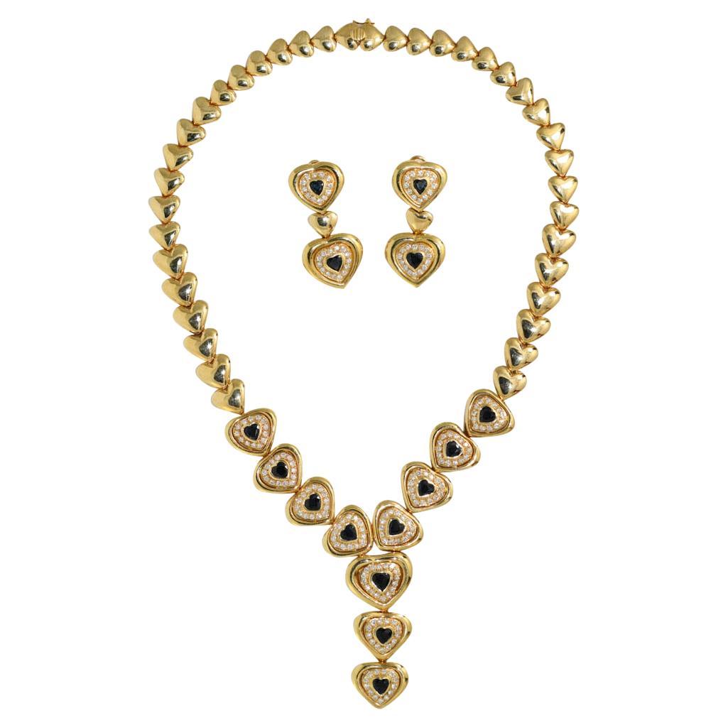 Ensemble de bijoux, boucles d'oreilles et collier en or jaune 18 carats avec saphir bleu et diamants 94.4 g, 3
