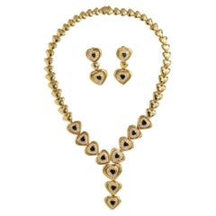 Ensemble de bijoux, boucles d'oreilles et collier en or jaune 18 carats avec saphir bleu et diamants 94.4 g, 3