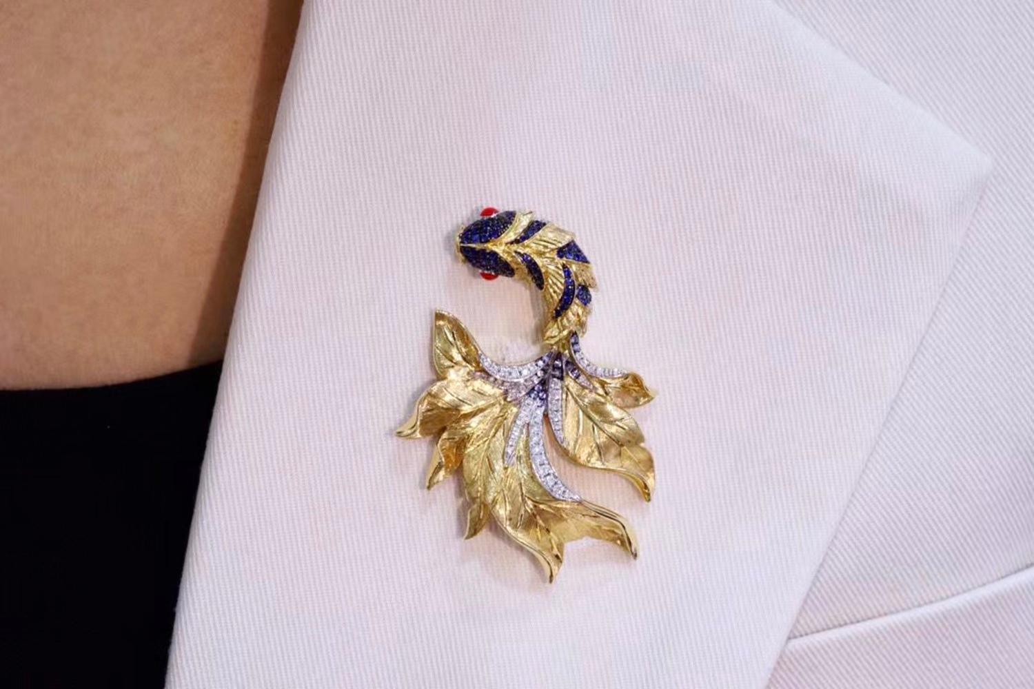 Round Cut 18K Yellow Gold Blue Sapphire & Diamond Koi Fish Brooch Pendant For Sale