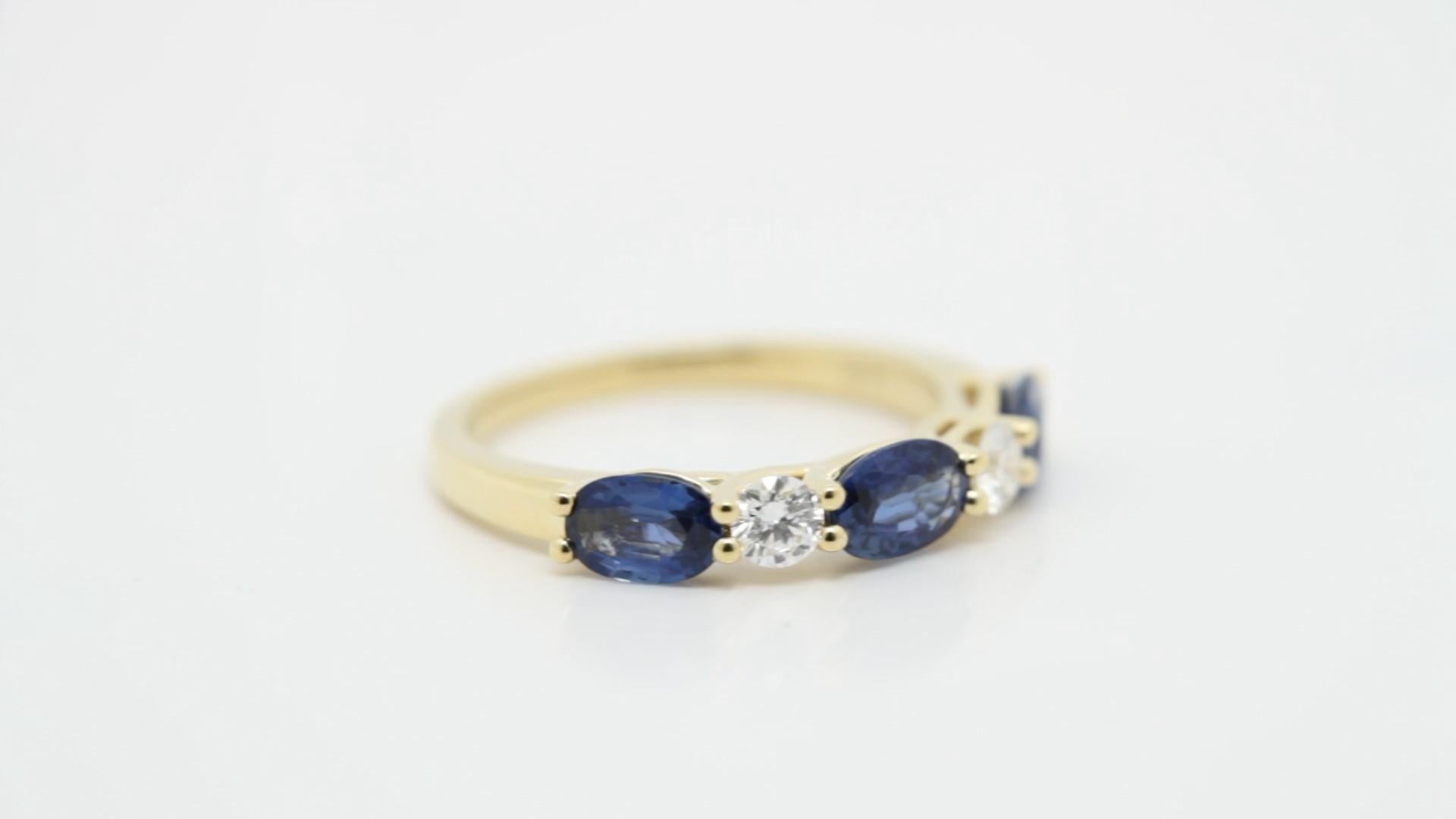 Moderne Bague en or jaune 18K saphir bleu et diamant en vente