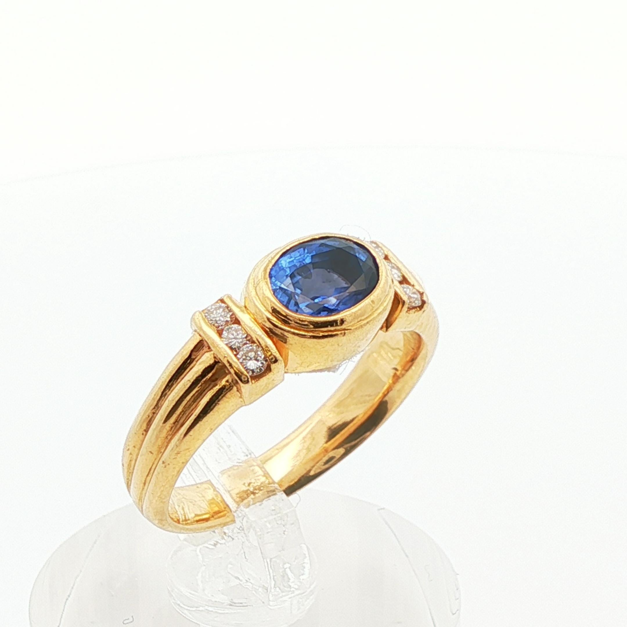 Anillo de oro amarillo de 18 quilates con zafiro azul y diamantes Contemporáneo en venta