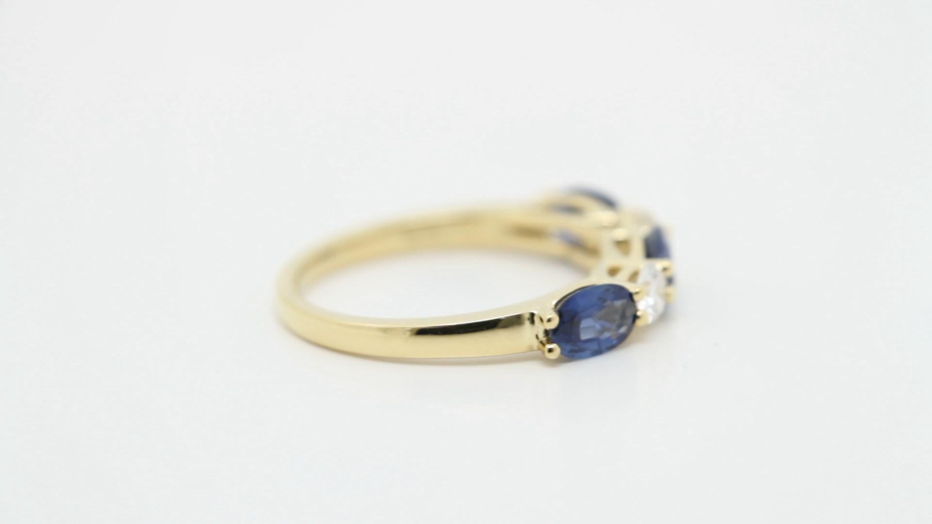 Taille ovale Bague en or jaune 18K saphir bleu et diamant en vente