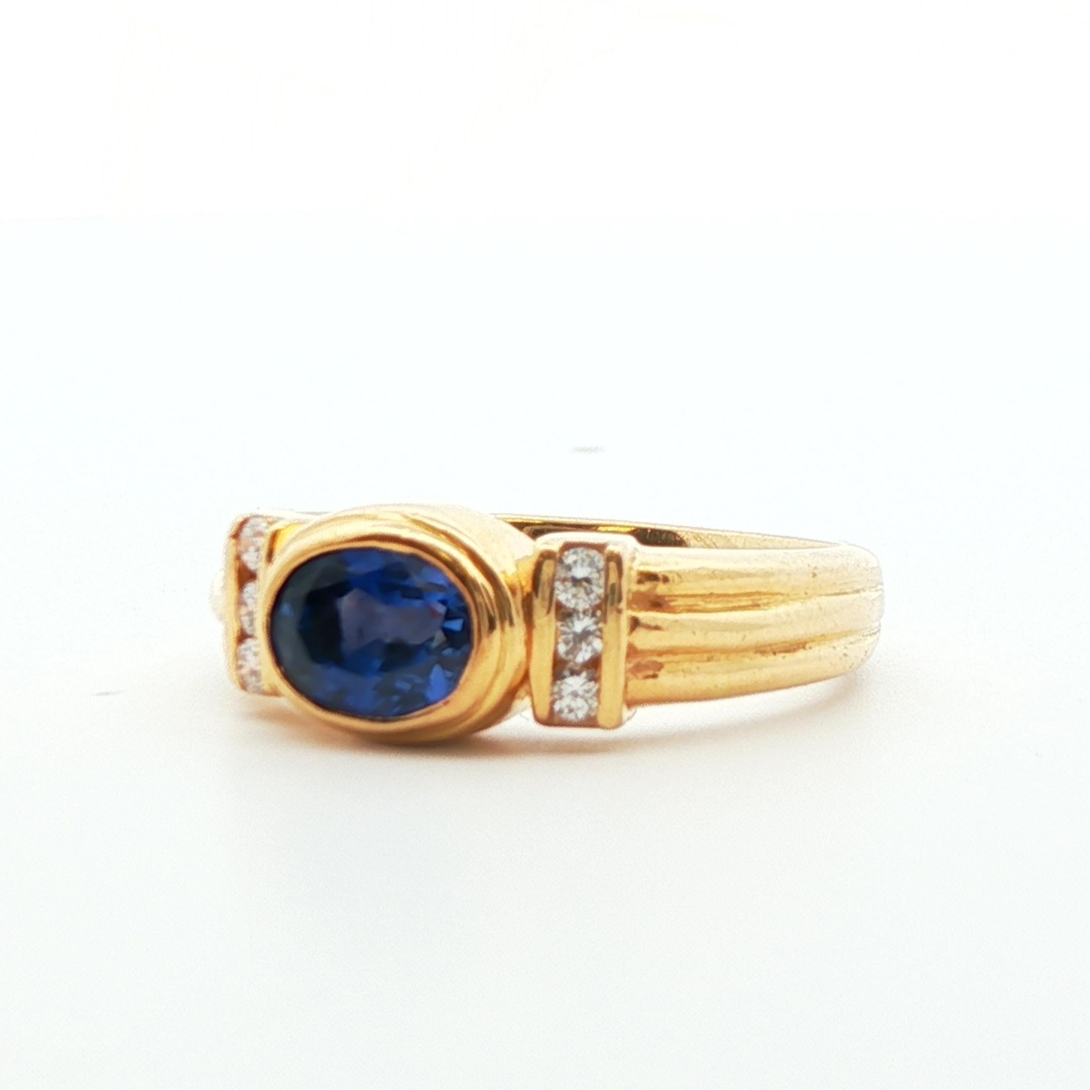 Anillo de oro amarillo de 18 quilates con zafiro azul y diamantes Corte oval en venta