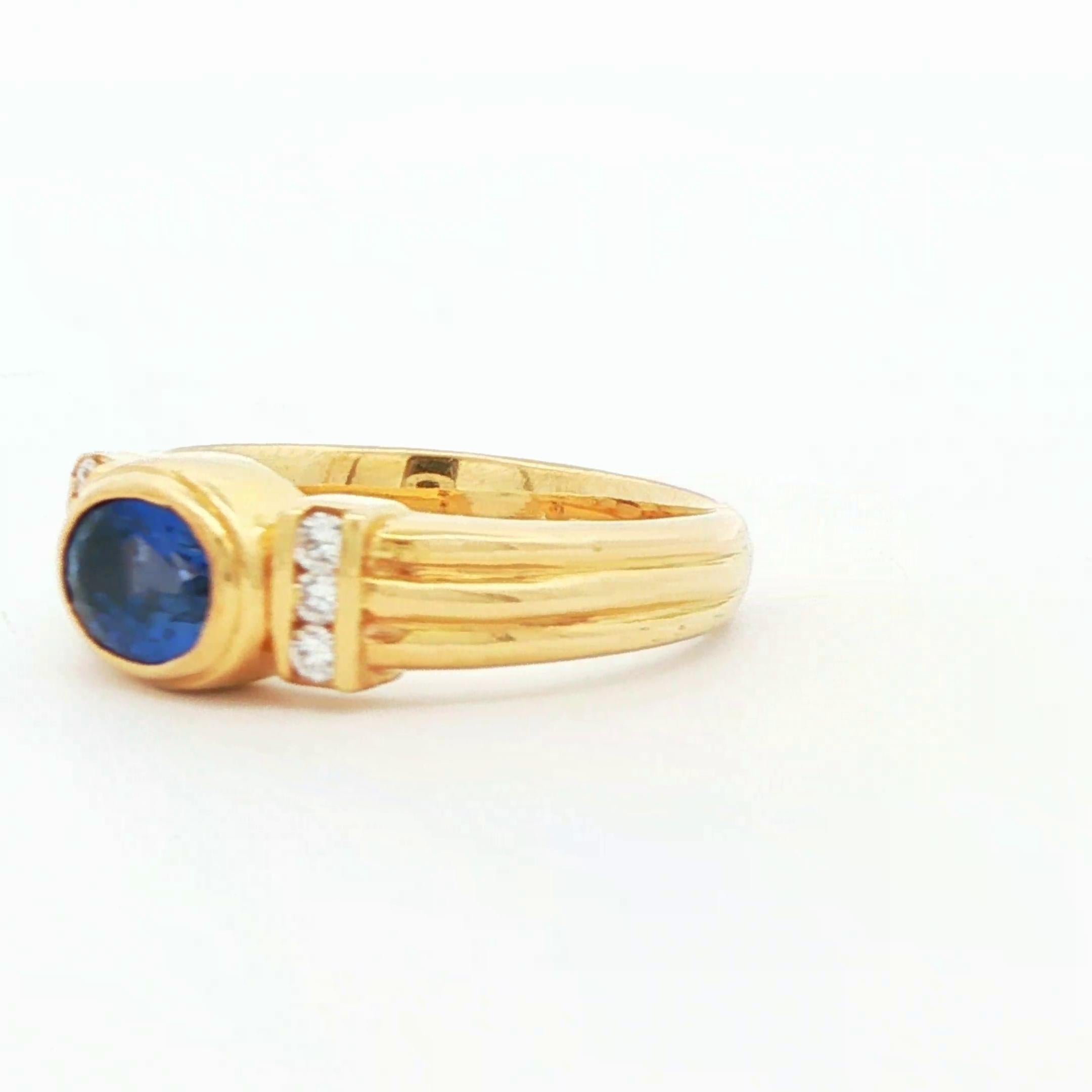 Anillo de oro amarillo de 18 quilates con zafiro azul y diamantes en Bueno estado para la venta en Lexington, KY