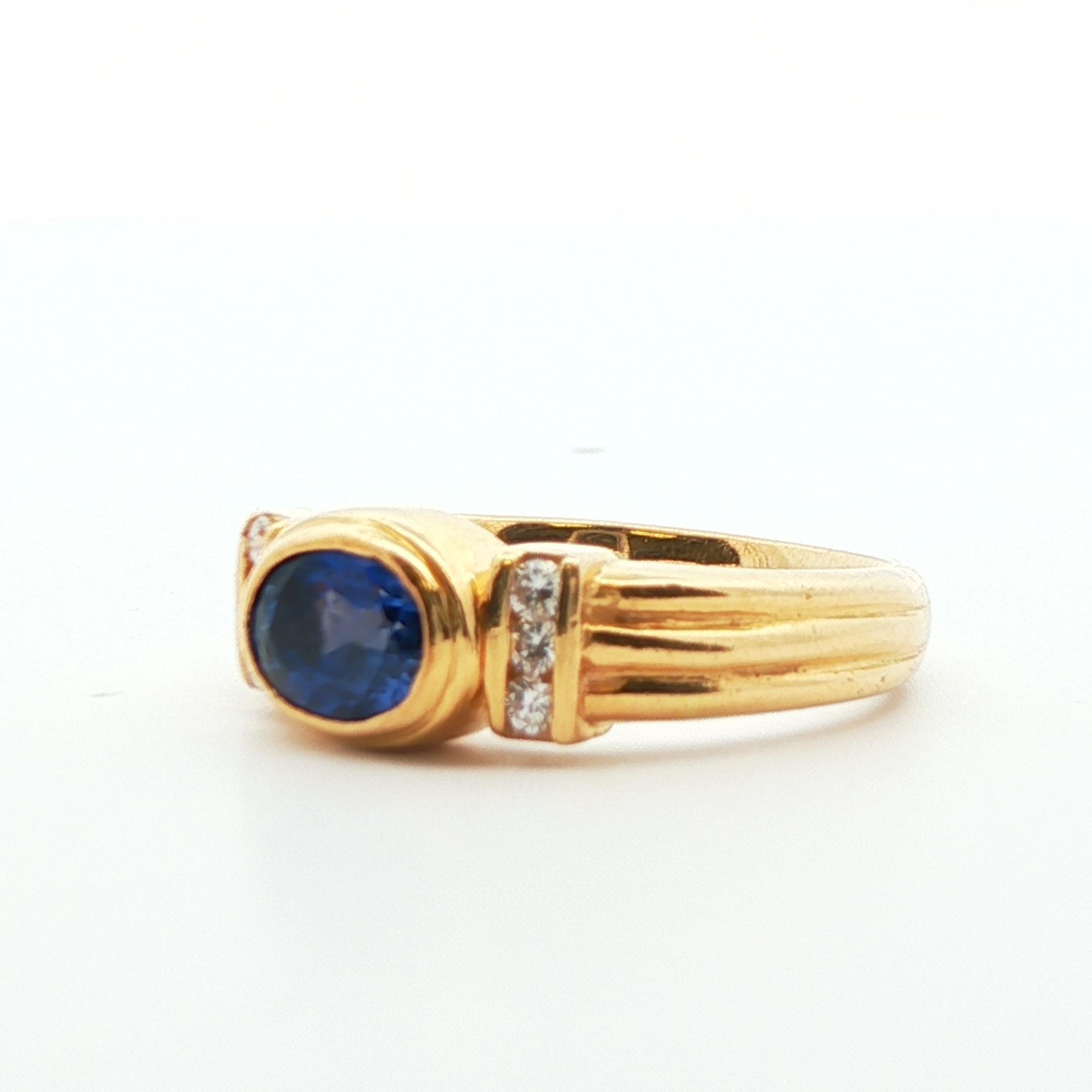 De las mujeres Anillo de oro amarillo de 18 quilates con zafiro azul y diamantes en venta