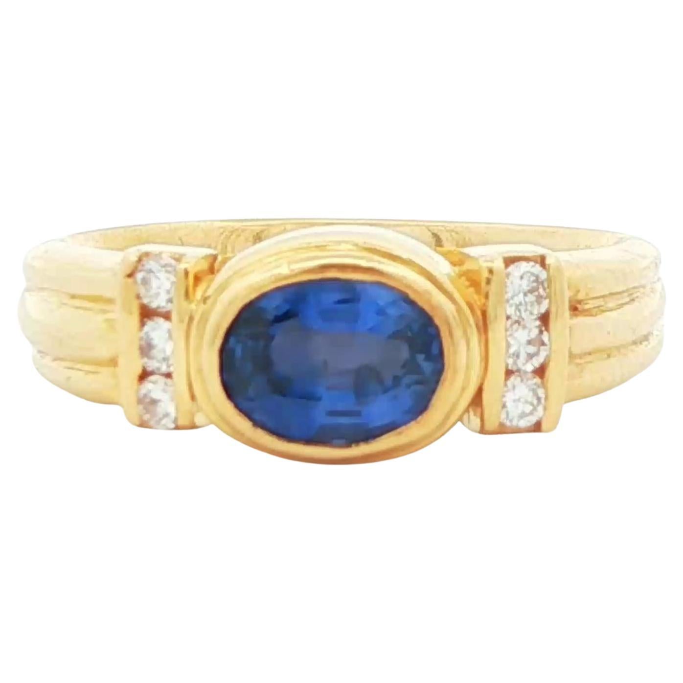 Anillo de oro amarillo de 18 quilates con zafiro azul y diamantes en venta