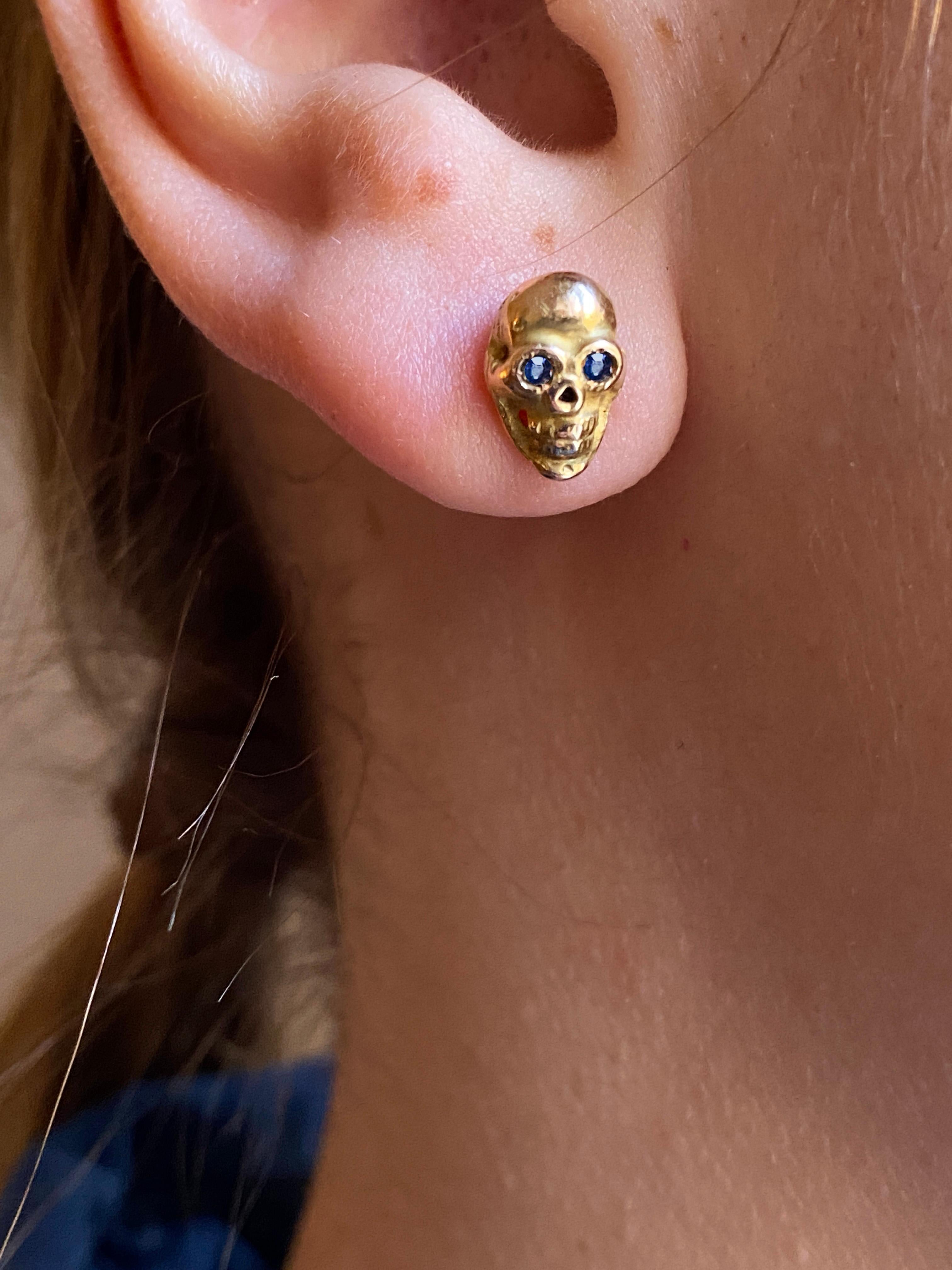 Victorian 18K Yellow Gold Blue Sapphire Eyes Skelton Rock Stud Man Earrings For Sale 1