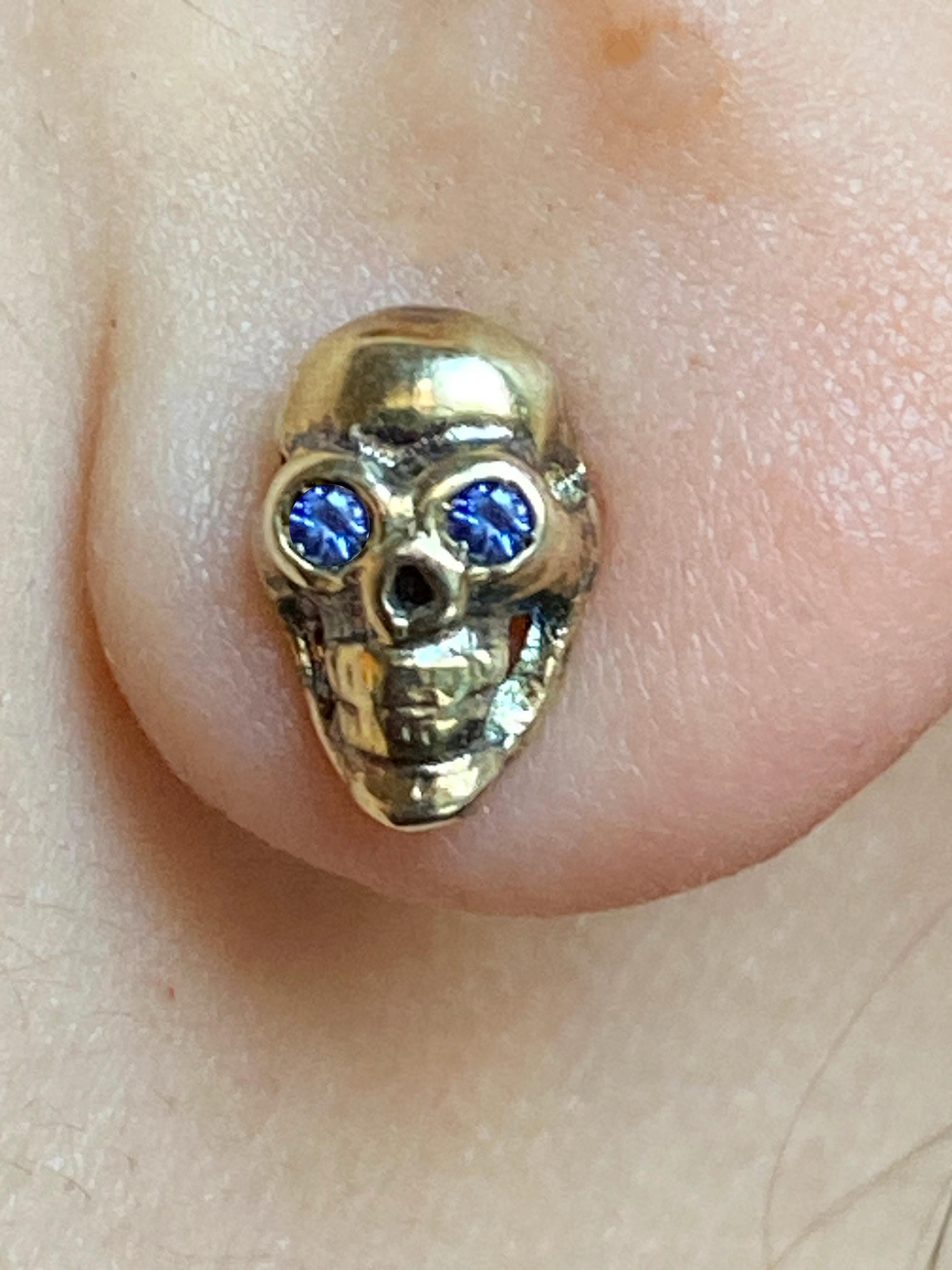 Victorian 18K Yellow Gold Blue Sapphire Eyes Skelton Rock Stud Man Earrings In New Condition For Sale In Rome, IT
