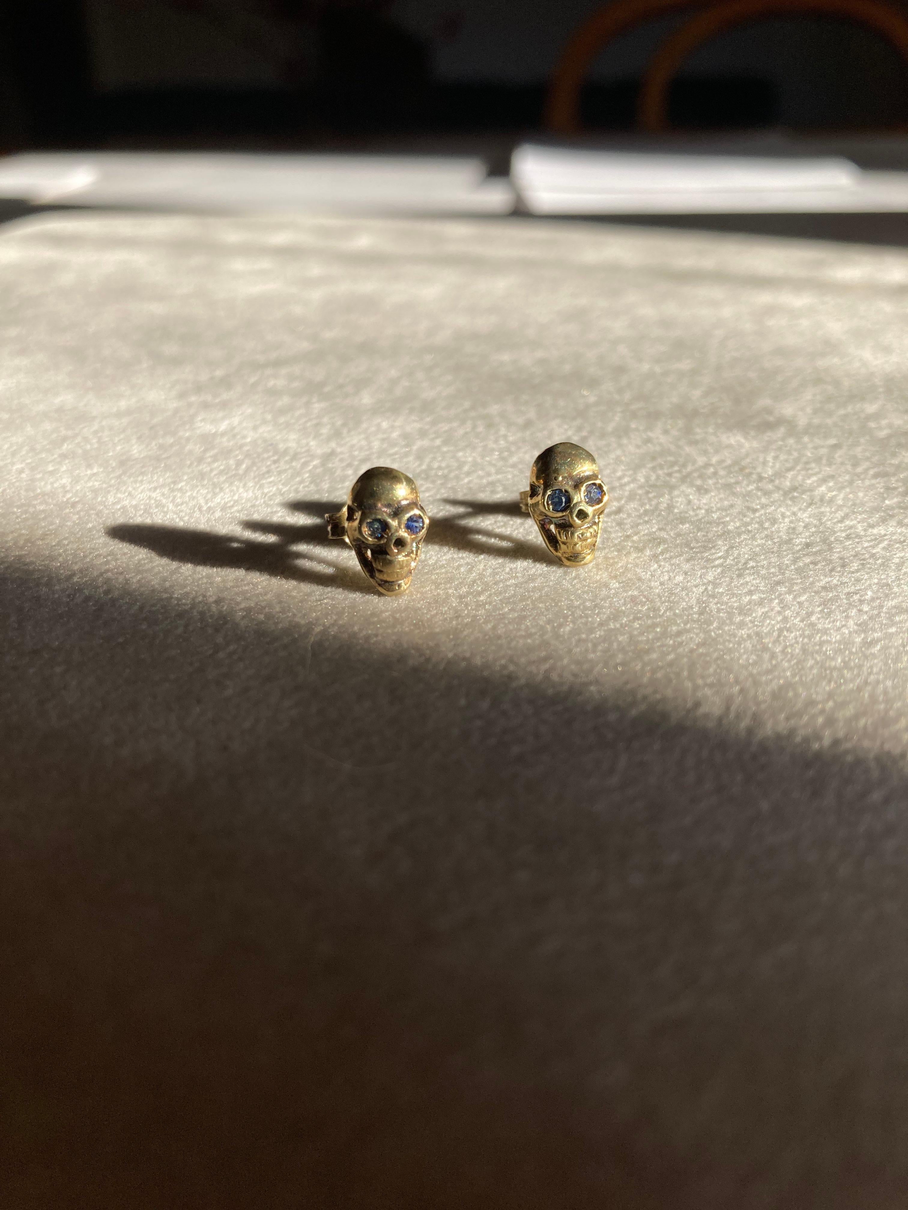 Men's Victorian 18K Yellow Gold Blue Sapphire Eyes Skelton Rock Stud Man Earrings For Sale