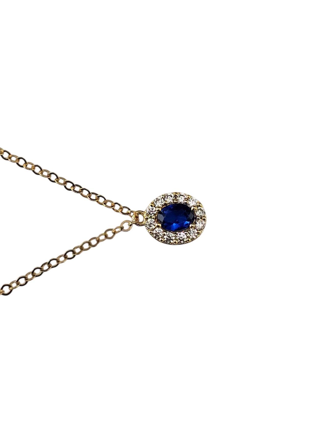 Contemporain Collier à pendentif en or jaune 18K avec pierres bleues et diamants simulés #23526 en vente