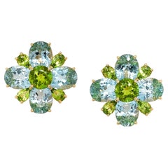 Boucles d'oreilles clips en or jaune 18K avec fleur de topaze bleue et péridot