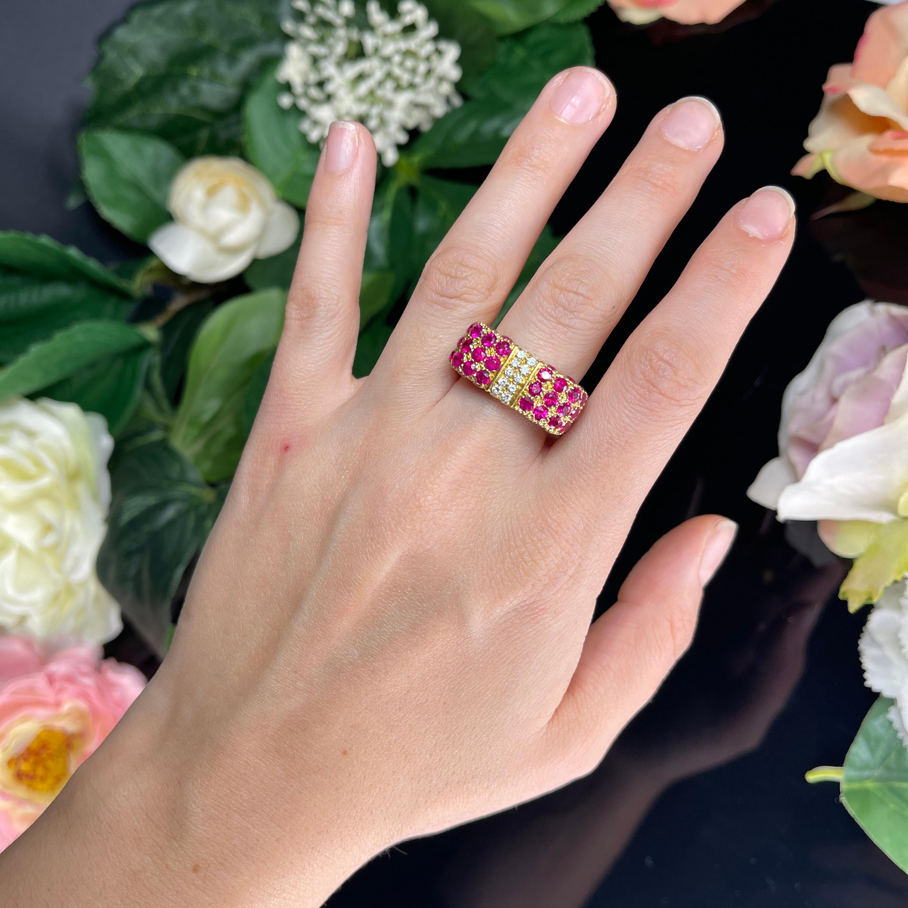 18k Yellow Gold Bow-Shaped Ring with Ruby and Diamond Pavé For Sale 1