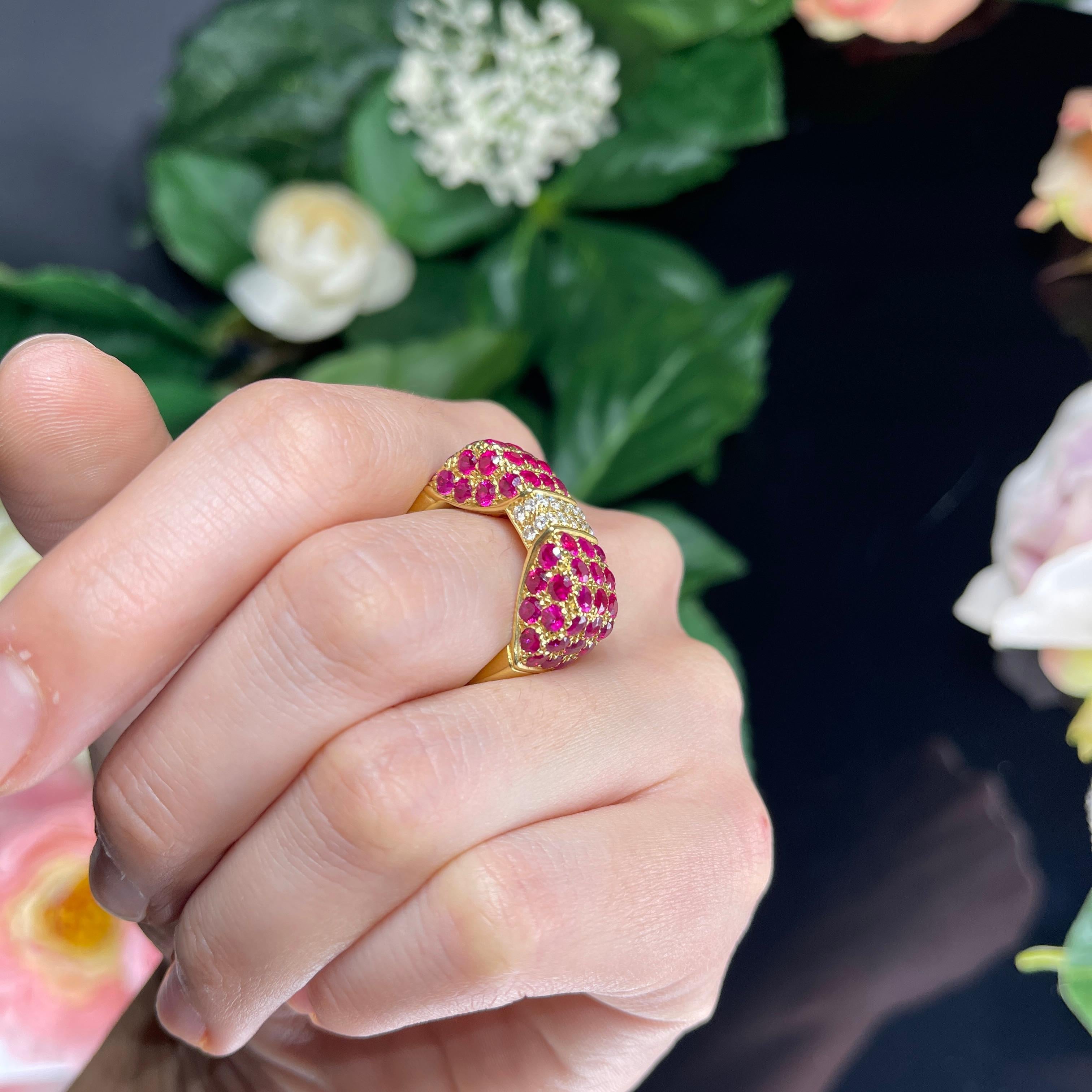 18k Yellow Gold Bow-Shaped Ring with Ruby and Diamond Pavé For Sale 3