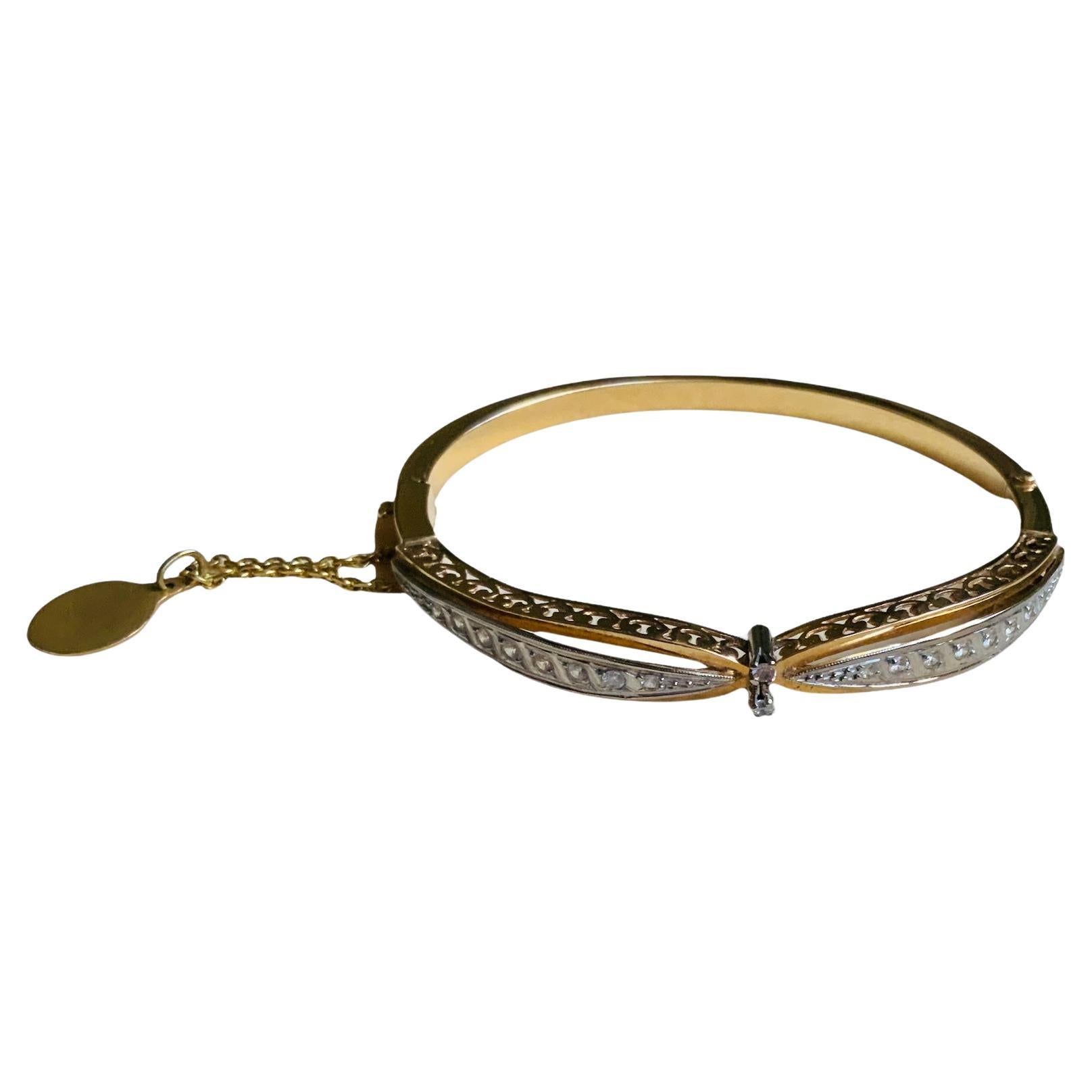 Il s'agit d'un bracelet à charnière en or jaune et blanc 18K et quartz de forme brillante. Ce délicat bracelet en forme d'arc contient 18 quartz de forme brillante montés chacun en serti clos en or 18K. Les deux côtés de l'arc sont ornés d'une