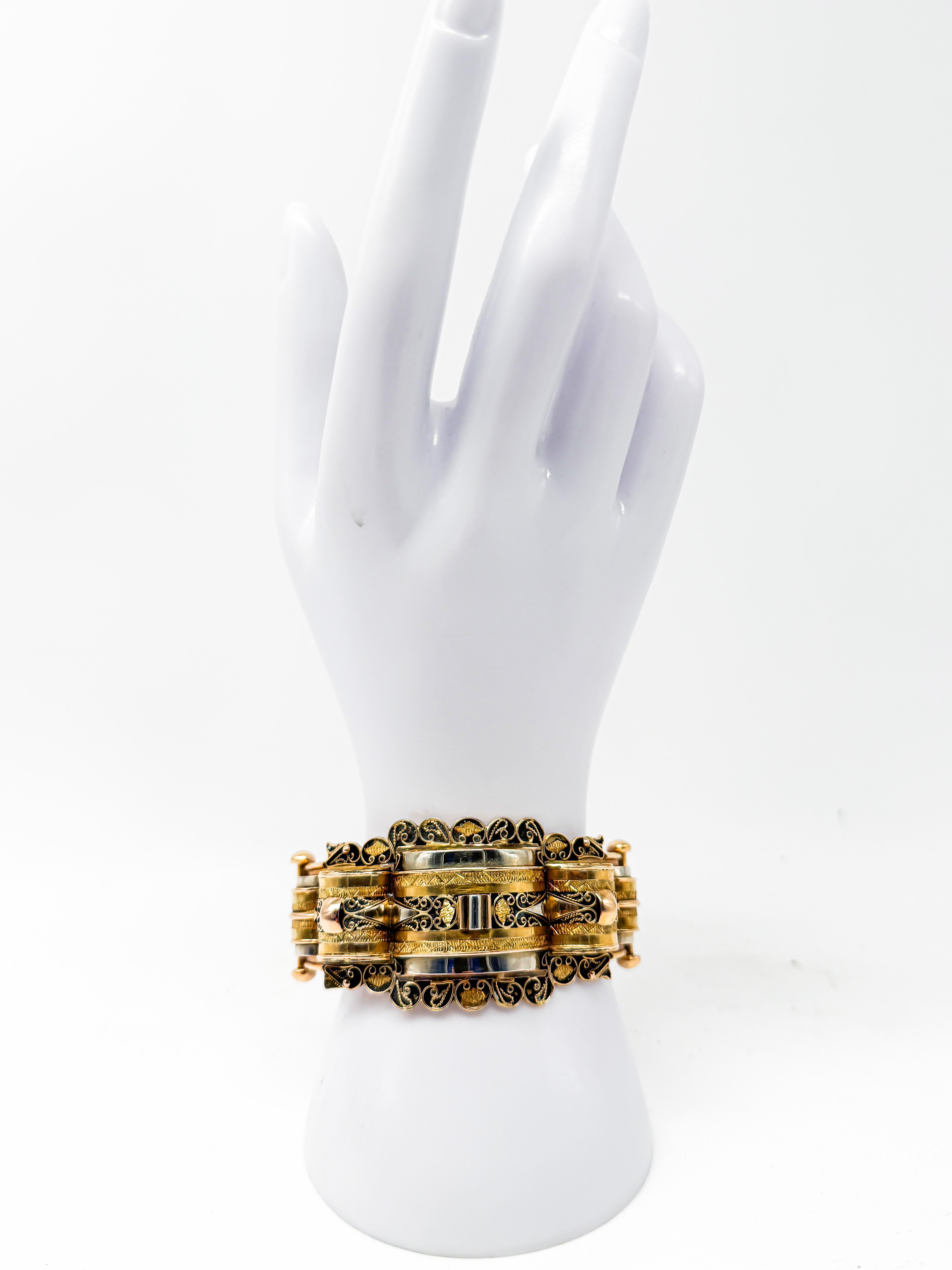 Cet extraordinaire bracelet de l'époque victorienne (environ 1850-1880) séduit par son design artistique et le charme historique distinct qui rend les bijoux de cette période si recherchés. Réalisé en élégant or jaune 18 carats, il associe un