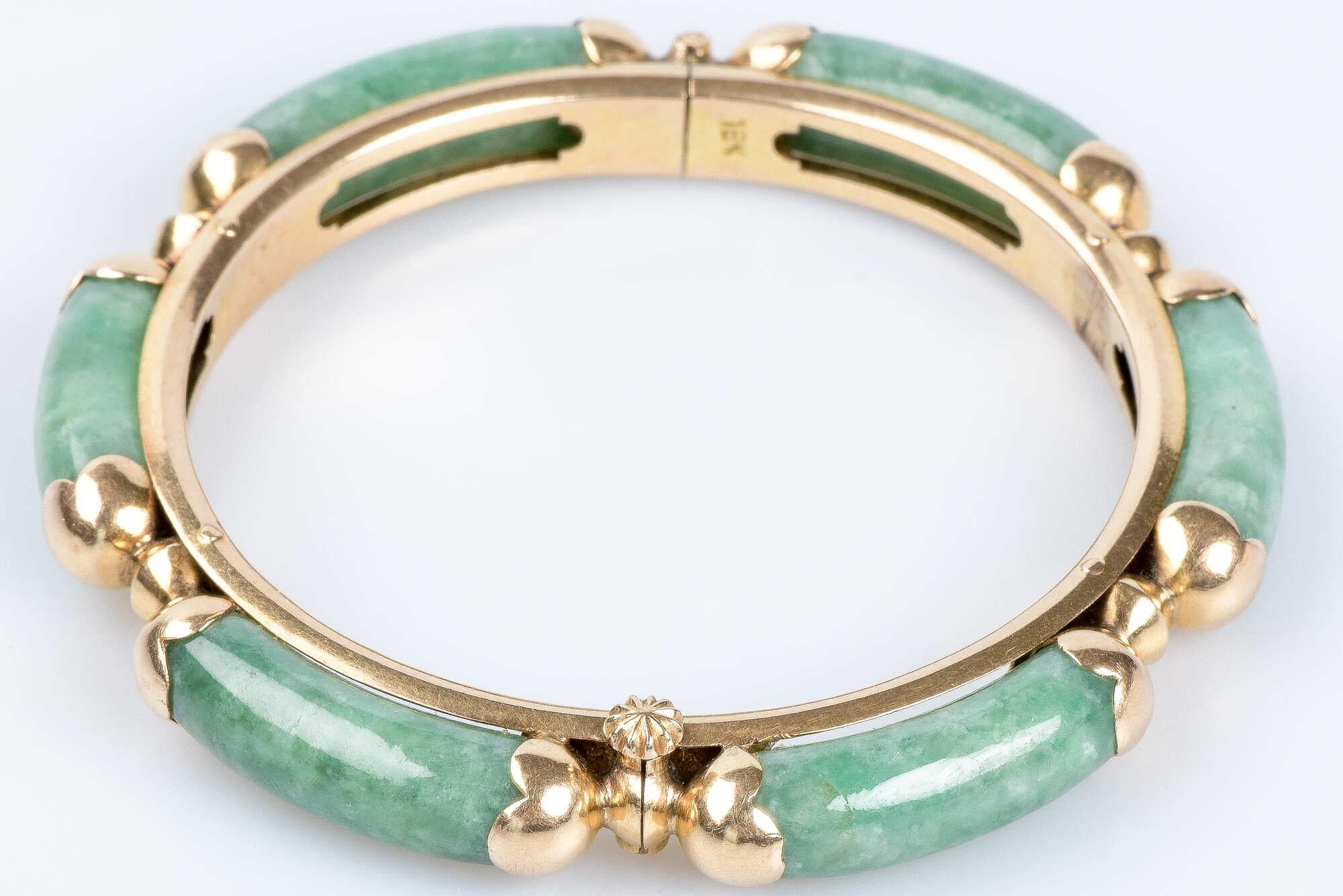 18K yellow gold bracelet with 6 jades. This bracelet has a curved shape that fits the wrist and a clasp that allows you to put it on and remove it very easily while guaranteeing a safe and comfortable fit. The design is elegant and brings a touch of