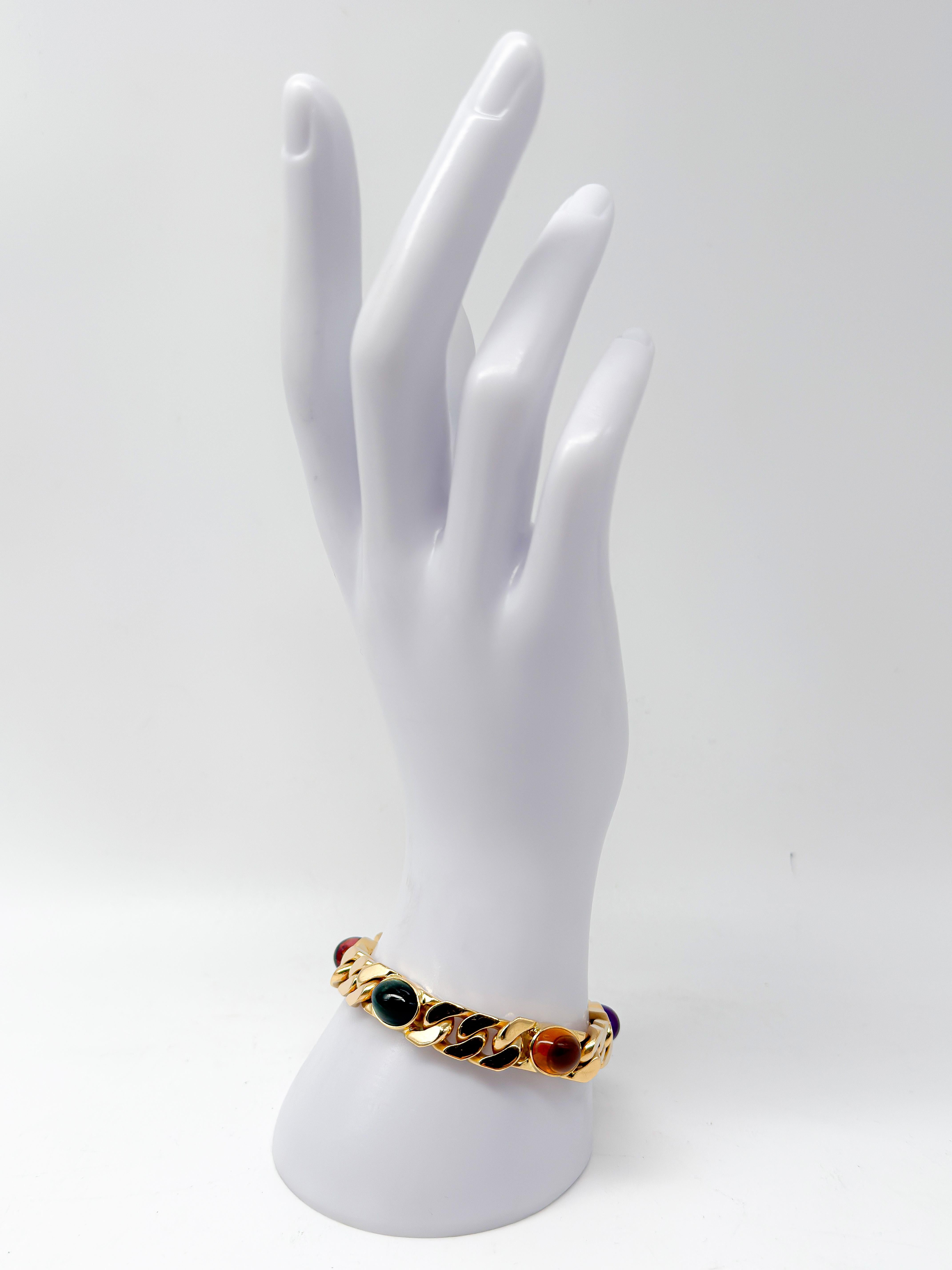 Questo squisito bracciale è un vero e proprio capolavoro di gioielleria artigianale, che combina l'eleganza classica con un'incredibile esposizione di colori. Realizzata in oro giallo 18 carati, la catena pesa 63,02 g e misura 19 cm di lunghezza. La